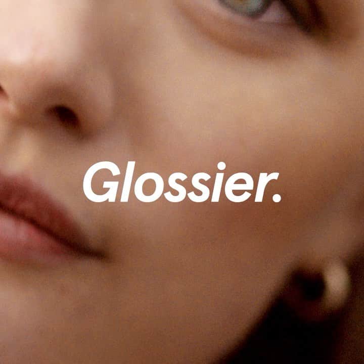 のインスタグラム：「#workingwithglossier on this project in LA a couple months ago was so much fun- and I’m totally in love with this new travel-easy product in dreamy colours inspired by the southwest US!  @glossier  #workingwithglossier Model: @gemma  Photo: @ronanksm Director: @diane_russo DP: @sidunga Makeup: @emikaneko Hair: @edwardlampley Styling: @carolinenewell Manicure: @hollyfalconenails Set Design: @betteradams Glossier Creative: @marie_suter @lezwecan @alenajaffeking @madeleinemmarie @sagesmith_ Production: @aaronkurlander @ctdinc Video Edit: @studio_junbi」