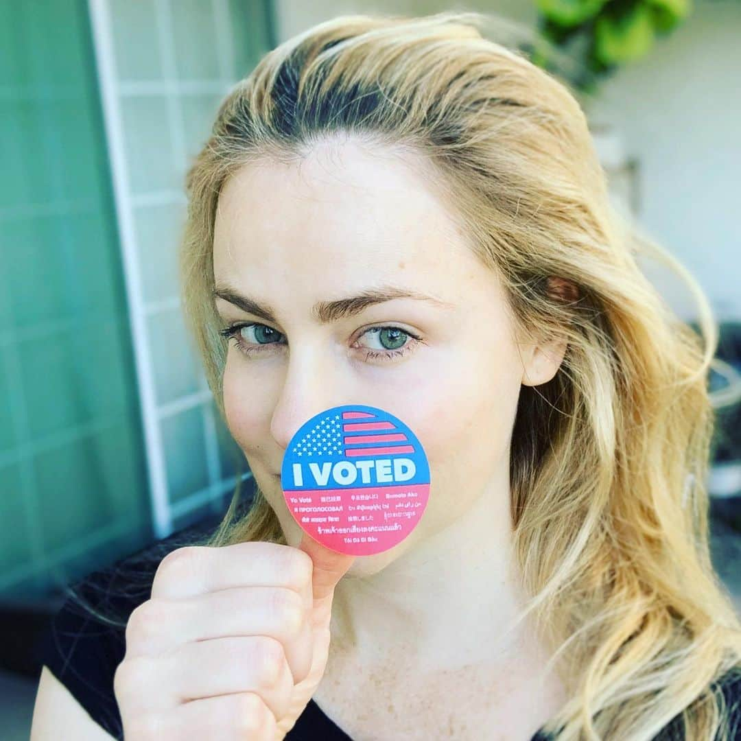 アマンダ・シュルのインスタグラム：「Speak your vote!  #vote  #ivoted #obligatoryvotestickerpic」