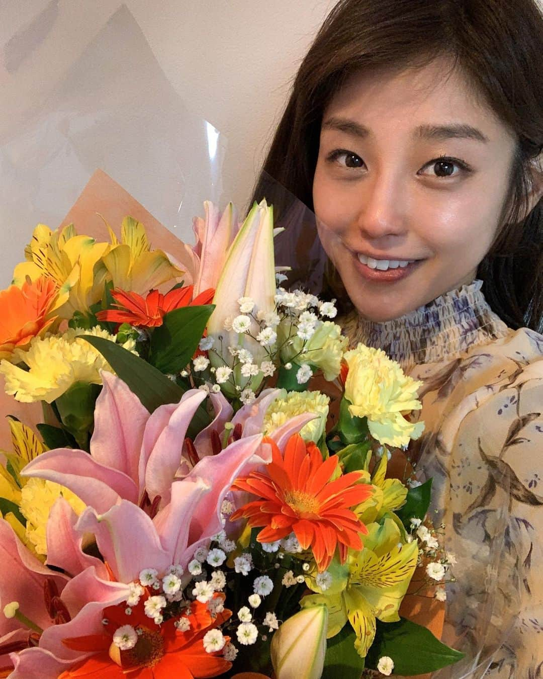 岡副麻希さんのインスタグラム写真 - (岡副麻希Instagram)「💐﻿ おはようございます！﻿ ﻿ いつこの蕾が咲くのかなと﻿ ドキドキわくわくします💓😌﻿ #おーきくなーれ﻿ #花のある生活﻿ #ビタミンカラー﻿ 元気になりますねえ💛🧡💖﻿ ﻿ 👗#eclin﻿ やっぱりプリーツって可愛い💓 でも子ども用スリッパは小さすぎ…る？😆🌷🌷 足は22.2センチと22.6センチだけど幅が広いのです😂 #ドラミちゃん」3月4日 9時05分 - maki_okazoe_official