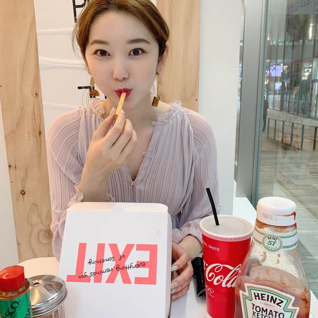 mina hinokuchiのインスタグラム：「. ちょっと前の @atsukoo12 さんとのLUNCH🥛 リクエストのPIZZA SLICEを再び♪♪ 食いしん坊二人のランチの時は、ジャンクなもの食べがちです🍕笑 . ストーリーに載せたあつこさんのコーデの詳細DMがいくつか来ましたが、このワンピースは今週入荷予定です！✨　わくわく😎 . #whoswhochico #salonbychico #フーズフーチコ #私が着てるブラウスも今週再入荷😎 #新色パープル可愛い♡」