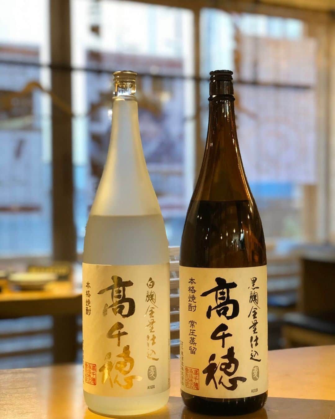 居酒屋やぐらさんのインスタグラム写真 - (居酒屋やぐらInstagram)「. 『居酒屋やぐら』 ～八幡山駅から徒歩3分～ URLはこちら⇒（@yagura__official） ------------------------------------------------ 「高千穂」 厳選された原料を「麹100%」で仕込み、昔ながらの「常圧蒸留方式」で蒸留した原酒を貯蔵熟成させ、名水百選「白川水源のおいしい天然水」で割り水しました。 従来の麦焼酎に比べ香ばしさと旨みコクが増した本格麦焼酎となっています。 ------------------------------------------------ #東京 #八幡山 #居酒屋やぐら #居酒屋 #創作 #宴会 #歓送迎会 #女子会 #酒場 #串焼き #地酒 #酒 #飲食店 #デート #おいしい #杉並区#刺身 #深夜営業 #焼酎 #お刺身 #お酒 #高千穂 #常圧蒸留方式 #麹100% #白川水源のおいしい天然水」3月4日 9時23分 - yagura__official