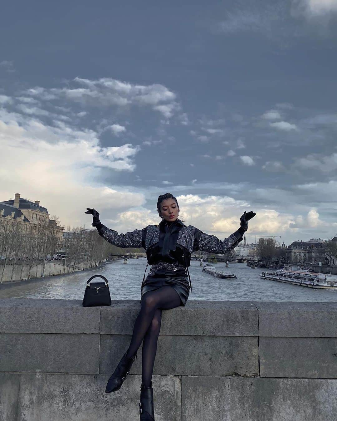 ローラさんのインスタグラム写真 - (ローラInstagram)「Being extra at the Seine before the @Louisvuitton show🦅🖤 Thank you for having me✨☺️」3月4日 9時17分 - rolaofficial