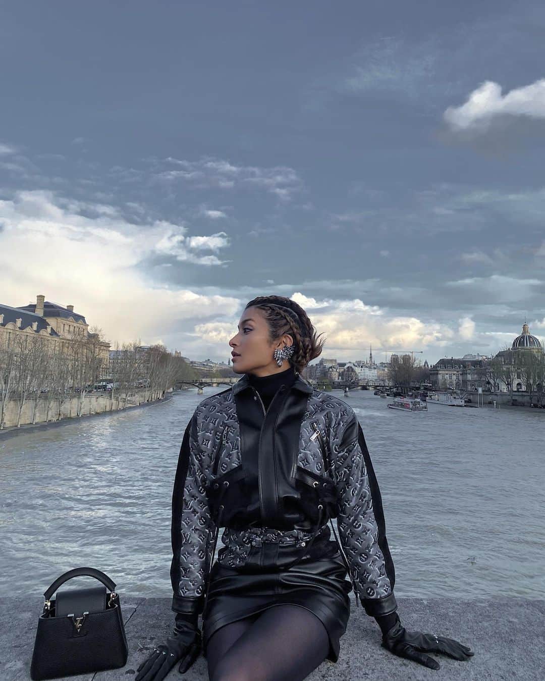 ローラさんのインスタグラム写真 - (ローラInstagram)「Being extra at the Seine before the @Louisvuitton show🦅🖤 Thank you for having me✨☺️」3月4日 9時17分 - rolaofficial