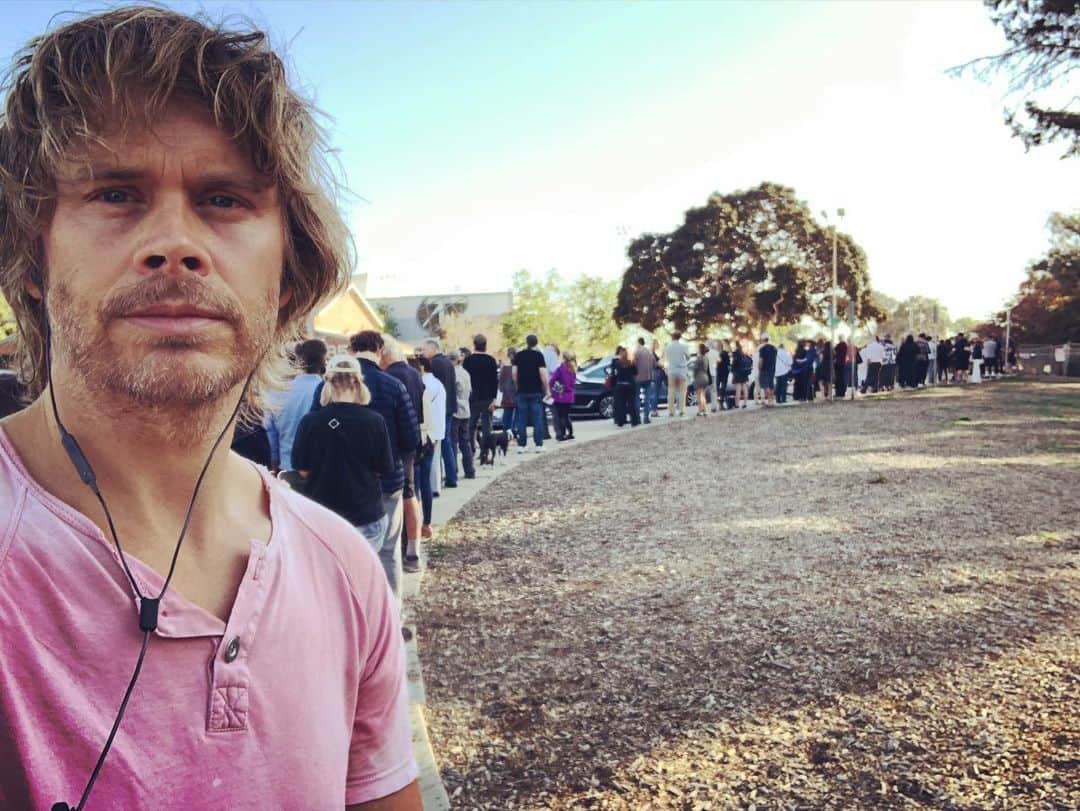エリック・クリスチャン・オルセンのインスタグラム：「This is the beauty of democracy!35 minutes into a 2 hour wait to change the world! Dear snarky commenters; I know I could have voted by mail weeks ago, but I wanted every last minute to understand the very fluid political landscape. #ihaveaplanforthis #hopeoverfear #loveoverhate #courageovercynicism」