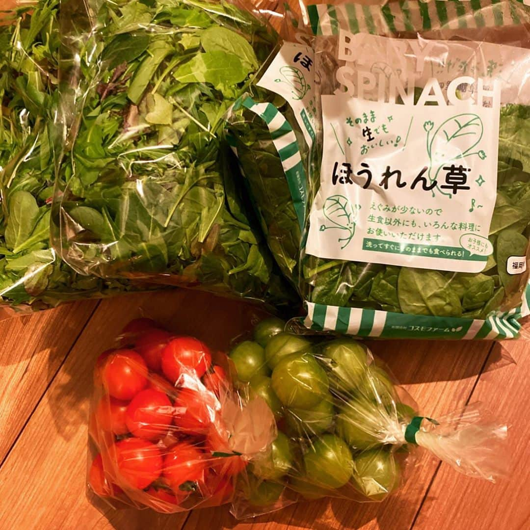 西山茉希さんのインスタグラム写真 - (西山茉希Instagram)「九州からの贈り物。  野菜祭。  #カラフルトマト #ひとくちほうれん草 #ベビーリーフ #コスモファーム  トマト好きーズにはたまらない。 毎食贅沢にトマト祭。  母さんほうれん草を生で食べれる幸あり。 ムシャムシャパクパク美味しい栄養。  #食卓に彩りを #見映えとともに栄養プラス #野菜のちから  我が家の食卓が映えてくれる。 感謝感謝の西山食堂。 m(_ _)m」3月4日 9時31分 - maki.nshiyama50