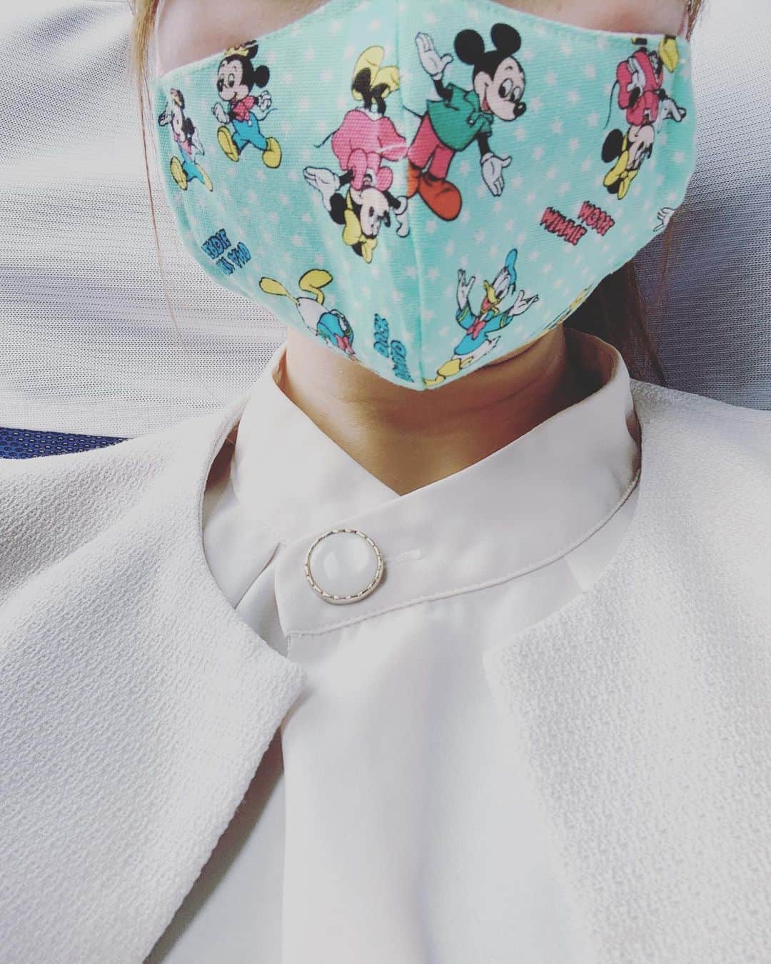 安藤瞳さんのインスタグラム写真 - (安藤瞳Instagram)「今日はミッキー！ 愛情がこもったマスクは息苦しくなくて快適✨  早く終息しますように…」3月4日 9時41分 - hitomiandoh