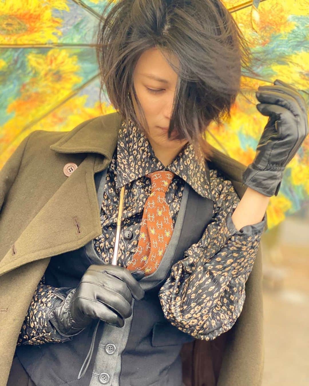春川芽生のインスタグラム：「これは私が、画家で言うと誰っぽい？✨誰の油彩画っぽい？？？✨と独特に絡みたい時の写真です🌻💧 . . 【📷➡︎ @kasumi_aizawa 】 #実際描くとなったら #採用したくない髪の動き説 #実際描くとなったら #もっとネクタイ中心にしちゃうリアリズムを超えたリアリズム .」