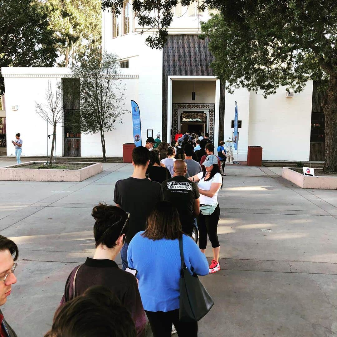 シーマス・デヴァーさんのインスタグラム写真 - (シーマス・デヴァーInstagram)「@cleverdeverwherever and I ‪are waiting in a long line at our vote center and the only things that sustain me are my deep belief in Democracy and that some dude in front of me looks like Brett Favre and I’m now obsessed with figuring out if it’s him.‬」3月4日 9時36分 - seamuspatrickdever