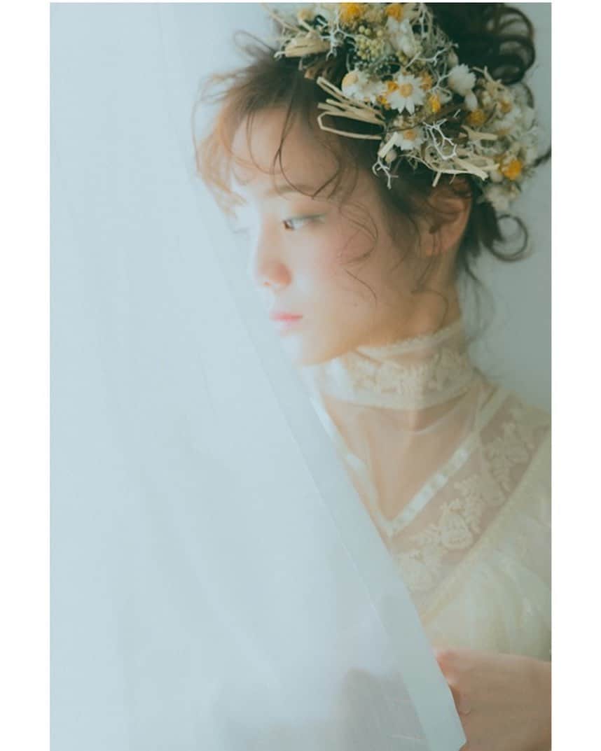 RabichePowのインスタグラム：「@rabichepow.bridal  hair accessory  @carrot.cake_rabichepow . . 何か変わらなければ 何か変えなければ、、、 勝手にいつか良い風に変わってくれる　って事はそんなにないな😂💦 って気づいた時に . 諦めるか、どうすれば良いか考えて行動できるか どっちが良いかなんて 答えは簡単だけど、それが出来るか？ というとそう簡単ではない。 . どんな時もチャレンジすることを楽しむ というのは大変だけど . 出来ないと諦めるんじゃなくて 結局自分でしか変われないと諦めると 自分でなんとかしたくなったりするね🥰 . なんだかまたややこしいこと言ってる😂💙 . 寝起きからなに言ってるんだろ って自分で思うけど花粉で頭が痛い〜 . 皆さん花粉症大丈夫ですか？🤣✨ . わたしは今から仕事ですが 花粉症が嫌すぎて、自分の周りの空気の中の 花粉が見える気がしてきた😂妄想です。 .  #rabichepow #ヘアメイク #フォトウェディング .」