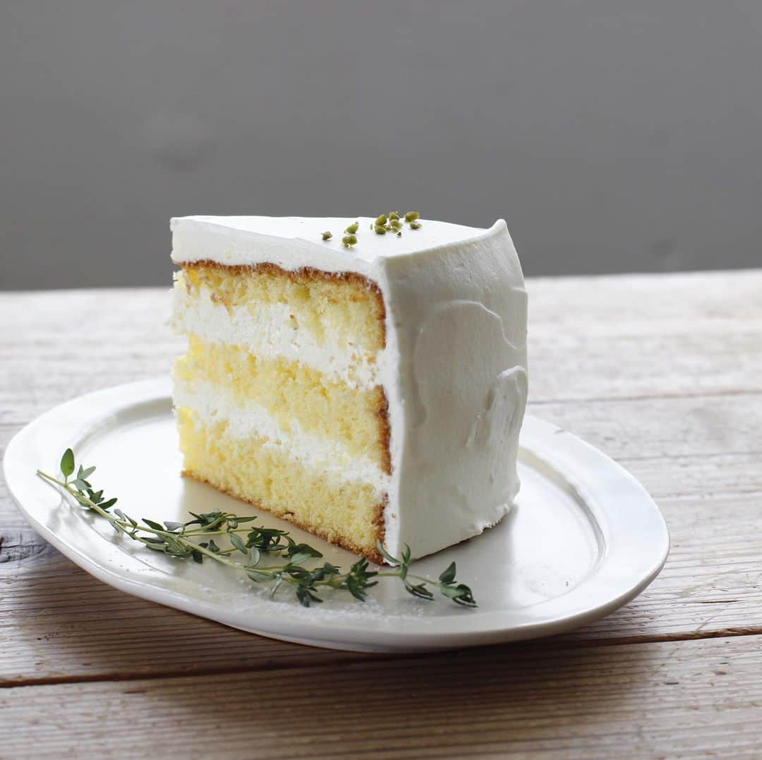 手紙社さんのインスタグラム写真 - (手紙社Instagram)「【手紙舎 2nd STORY】 開催中の週替わりショートケーキと紅茶を楽しむ「春のティーパーティー」、今週のショートケーキは「レモンのショートケーキ」です。 ふわふわのスポンジ生地に自家製のレモンカードを使用したレモンクリームをあわせたシンプルなショートケーキ。レモンクリームは甘酸っぱくコクがありクセになる美味しさです。今週いっぱい（〜3/8まで）のご用意となりますので是非おためしください。 ＊ティーパーティーのメニューは15:00〜の提供となります。 . またディナータイムではトマトソースパスタのバリエーションとワインを楽しむフェア「Tomato Pasta Festa!」も本日からスタートします。こちらも是非お楽しみください。 . 2020/3/4 . ＃手紙舎＃手紙社＃春のティーパーティー＃ショートケーキ＃レモンショートケーキ＃カフェ＃デザート＃ケーキ＃Tomato Pasta＃パスタ＃トマト」3月4日 10時10分 - tegamisha