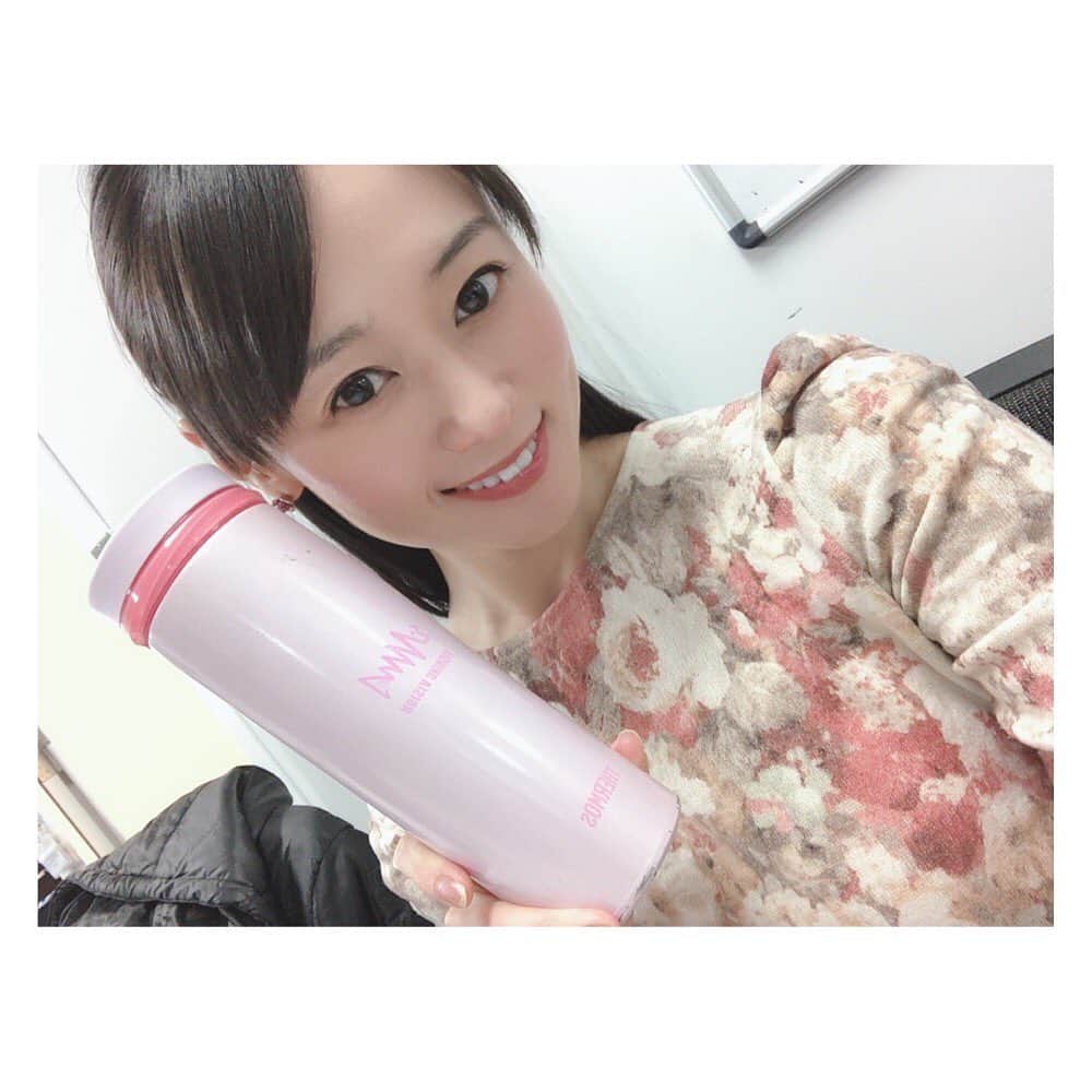 柳野玲子のインスタグラム：「おはようございます💓 最近、現場に水筒を持参✨ 中身はルイボスティーです(*´꒳`*) ずっと温かいし節約にもなって良い🙆‍♀️ 今日も頑張りましょう^ ^ #水筒 #サーモス #サーモス水筒 #ルイボスティー #美容 #健康」