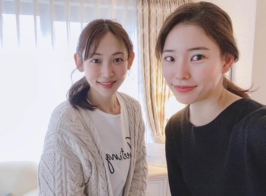 布川桃花さんのインスタグラム写真 - (布川桃花Instagram)「美容整体LUPINUSでメンテナンス🙂﻿ ﻿ カイロプラクティックの一種である﻿ 背骨を正常な状態にしてもらう施術は﻿ 自律神経の調整にも効果的みたい👏🏻﻿ ﻿ その後にフェイシャルの施術を﻿ することでより効果的になるらしく、﻿ 今回も張り&凝りのほぐしや左右の﻿ 歪みの調整をしてもらったよ〜✨﻿ ﻿ 私は右側の筋肉をよく使ってしまう癖があるみたいで、﻿ フェイスラインがふっくらしているので﻿ そこを重点的に、、！﻿ ﻿ いつも素敵な及川さんに癒される🥺﻿ そしてメイクをしていても施術できるんだけど﻿ きちんと綺麗なお直しスペースもあって﻿ 落ち着いた空間で、心もリラックスできる﻿ サロンなのでおすすめ🧡﻿ ﻿ #LUPINUS」3月4日 10時14分 - momoka_fukawa