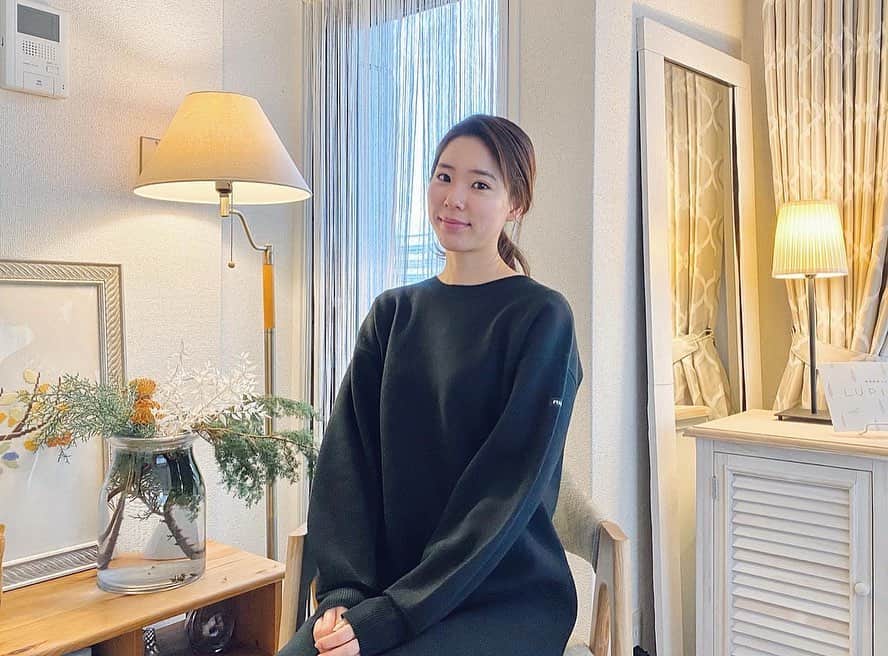 布川桃花さんのインスタグラム写真 - (布川桃花Instagram)「美容整体LUPINUSでメンテナンス🙂﻿ ﻿ カイロプラクティックの一種である﻿ 背骨を正常な状態にしてもらう施術は﻿ 自律神経の調整にも効果的みたい👏🏻﻿ ﻿ その後にフェイシャルの施術を﻿ することでより効果的になるらしく、﻿ 今回も張り&凝りのほぐしや左右の﻿ 歪みの調整をしてもらったよ〜✨﻿ ﻿ 私は右側の筋肉をよく使ってしまう癖があるみたいで、﻿ フェイスラインがふっくらしているので﻿ そこを重点的に、、！﻿ ﻿ いつも素敵な及川さんに癒される🥺﻿ そしてメイクをしていても施術できるんだけど﻿ きちんと綺麗なお直しスペースもあって﻿ 落ち着いた空間で、心もリラックスできる﻿ サロンなのでおすすめ🧡﻿ ﻿ #LUPINUS」3月4日 10時14分 - momoka_fukawa