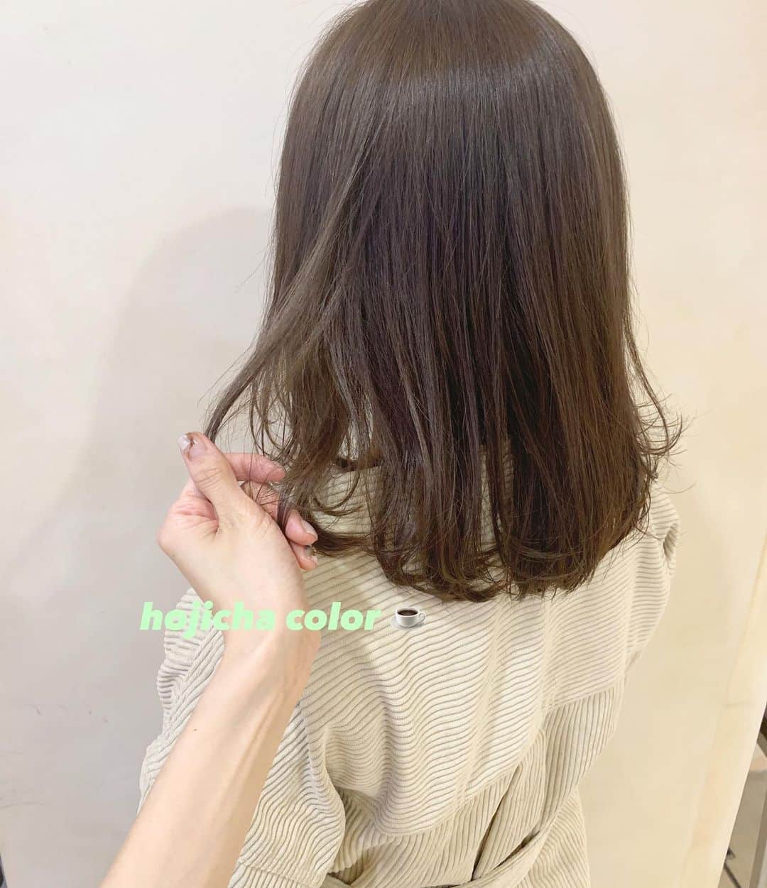 福間エリサさんのインスタグラム写真 - (福間エリサInstagram)「春服に似合う髪色♡☕️🌸﻿ ﻿ #ほうじ茶カラー﻿ #エリサ_お客様hair﻿ ﻿ ﻿ ♡新しく美容院を探している方大歓迎♡﻿ 10代〜40代の女性のお客様を幅広い年齢層で﻿ 担当させて頂いてます。﻿ ﻿ ﻿ ・髪の毛を傷ませない施術で﻿ "キレイになってる!"を実感して頂けます﻿ ﻿ ・独自のカット方法で﻿ くせ毛の方も"まとまる"﻿ 更にくせを"活かす"﻿ 直毛の髪の毛を"柔らかく"見せる"﻿ が叶えられます♡﻿ ﻿ ・お家でのスタイリング方法やアレンジの仕方も﻿ 1人ひとりに合わせてお伝えしています。﻿ ﻿ ♡小さなお悩みでもお気軽に相談して下さい♡﻿ お客様の人生に寄り添える﻿ 美容師でありたいです♡﻿ -----------------﻿ ✂︎ZACC vie ✂︎﻿ 🚋表参道駅【B2】出口出てすぐ！﻿ ご予約専用ダイヤル☎︎03-5468-5882﻿ 【火曜定休・水曜臨時定休】﻿ -----------------﻿ ✂︎price✂︎﻿ 《前髪cut》¥1.100﻿ 《cut》¥7.700﻿ 《cut&color》 ¥17.050﻿ 《cut&perm》 ¥16.500〜﻿ 《cut&color&treatment》 ¥24.200〜﻿ 《髪質改善》¥14.300〜﻿ ----------------﻿」3月4日 10時27分 - erisa_fukuma