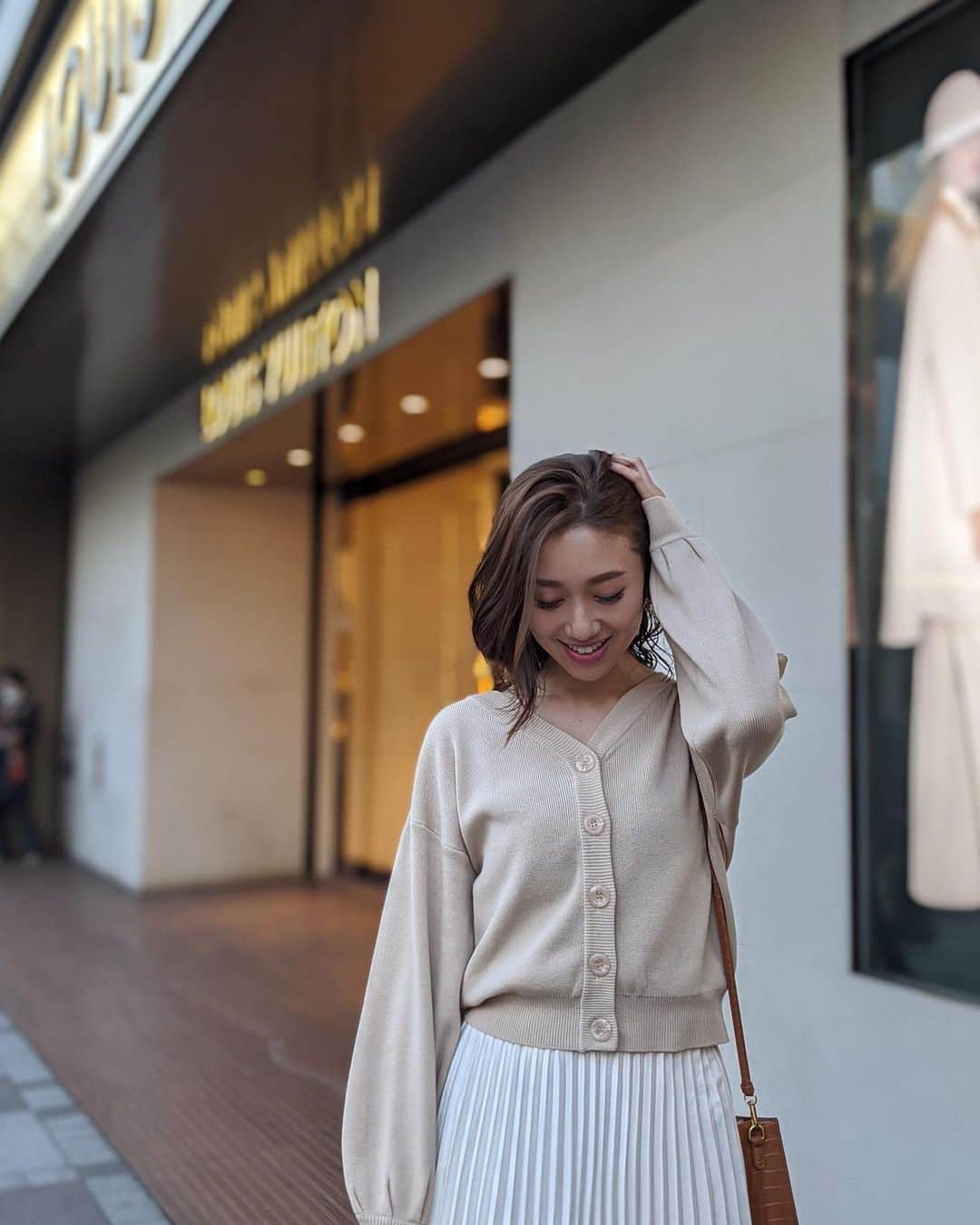中村望美さんのインスタグラム写真 - (中村望美Instagram)「𝑡𝘩𝑟𝑒𝑒 𝑤𝑎𝑦 𝑙𝑜𝑜𝑠𝑒 𝑘𝑛𝑖𝑡 𝑡𝑜𝑝 ㅤㅤㅤㅤㅤㅤㅤㅤㅤㅤㅤㅤㅤ ㅤㅤㅤㅤㅤㅤㅤㅤㅤㅤㅤㅤㅤ 今回も始まりました🎉 バトンリレー🥳 今回は3WAY Loose Knit TOP❤️ ㅤㅤㅤㅤㅤㅤㅤㅤㅤㅤㅤㅤㅤ ㅤㅤㅤㅤㅤㅤㅤㅤㅤㅤㅤㅤㅤ  私はベージュにしたよ❤️ もう一つのカラーも悩んでおります🥺 オレンジも新鮮でかわいいけど、やっぱ白黒はどっちかゲットする予定です。。❤️ ベージュのTOPSに昨日発売のスカートを合わせて、ベージュコーデにしました🥰 次は @misaki_sakuraba33 ❤️ どんな色着るのかなぁ〜💓 ㅤㅤㅤㅤㅤㅤㅤㅤㅤㅤㅤㅤㅤ ㅤㅤㅤㅤㅤㅤㅤㅤㅤㅤㅤㅤㅤ #3WAYLooseKnitTOP <春カラーKNIT、あなたは何色にする？♡> ㅤㅤㅤㅤㅤㅤㅤㅤㅤㅤㅤㅤㅤ ㅤㅤㅤㅤㅤㅤㅤㅤㅤㅤㅤㅤㅤ #rienda  #newrienda #rienda14thanniversary」3月4日 10時27分 - nozomi_n0316