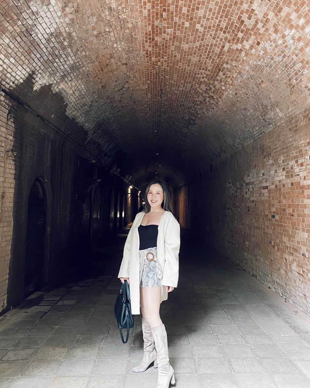 樋口千紗さんのインスタグラム写真 - (樋口千紗Instagram)「猿島のトンネルは、日本で二番目に古い歴史を持つフランス積みレンガのアーチ作り様式なんですって！ . #神奈川 #横須賀 #猿島 #関東おすすめスポット #要塞 #関東インスタ映えスポット #インスタ映え #インスタ映えスポット #おすすめドライブコース #関東ドライブ #神奈川おすすめ観光地 #神奈川観光 #無人島 #海 #エメラルドグリーン #フェリー #日帰り旅行 #自然スポット #猿島トンネル」3月4日 10時28分 - chisa.higuchi