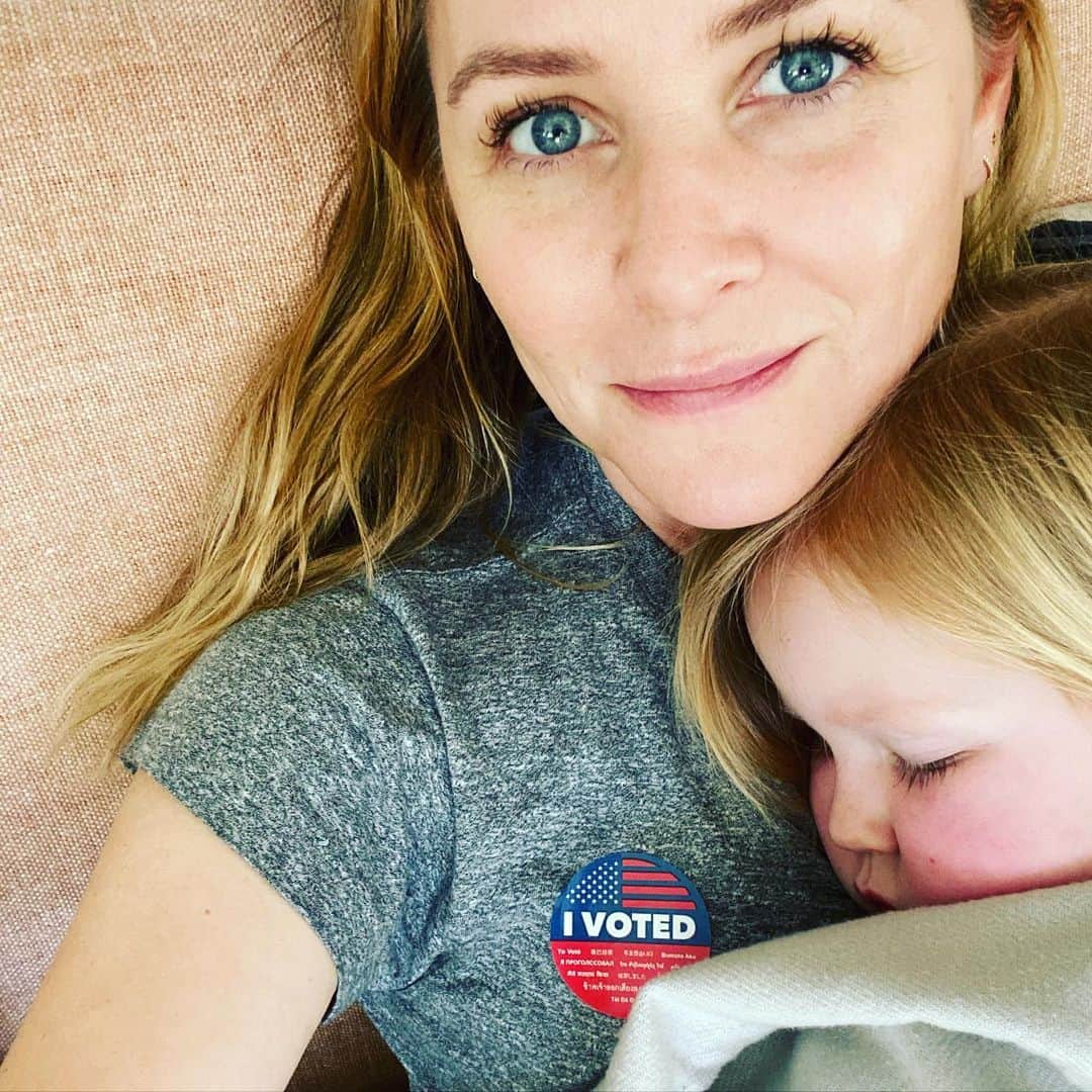 のインスタグラム：「Make your voice and your choice matter, go VOTE!!! (she can sleep on it but no one else is allowed to!!!) 🇺🇸」