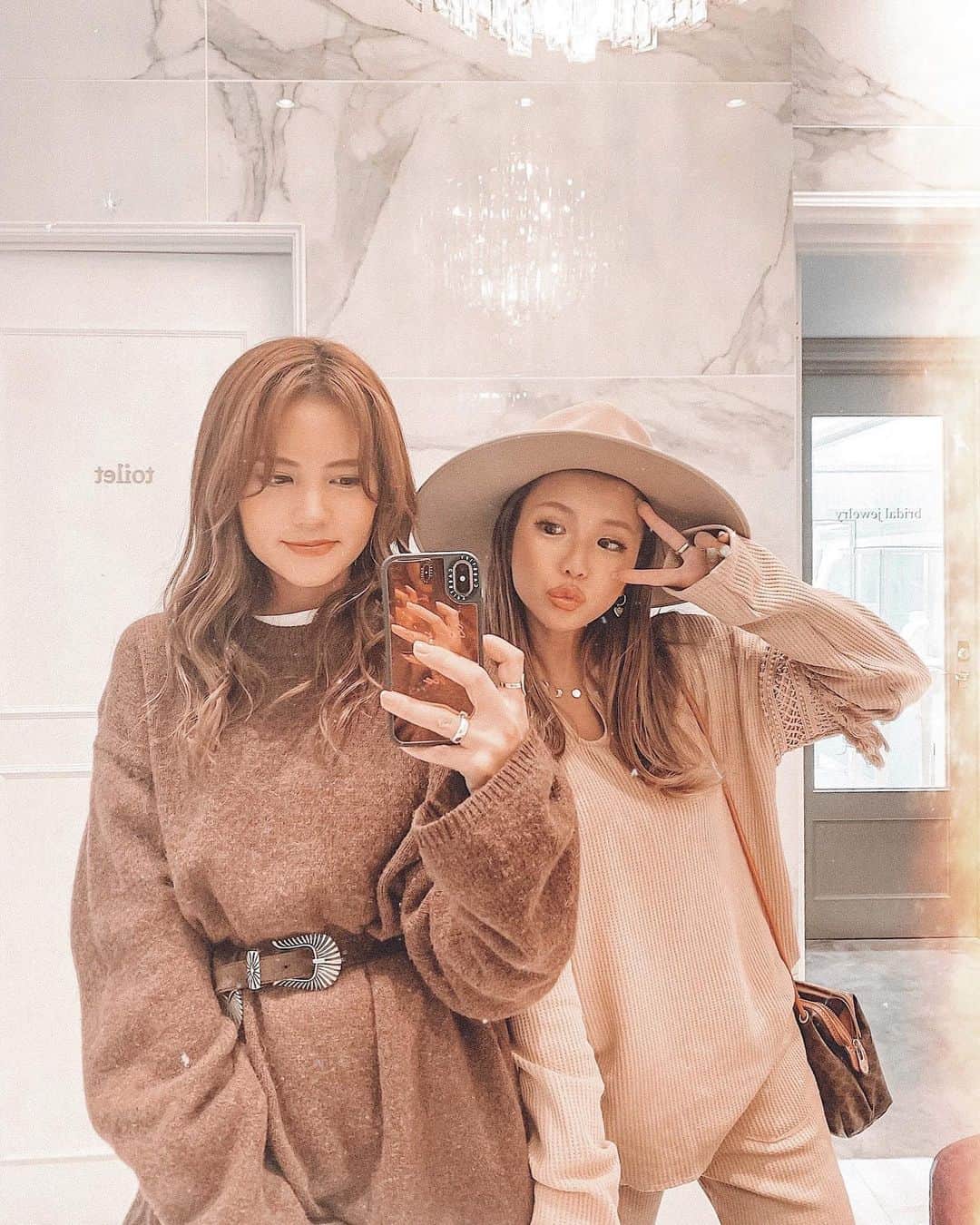 ✷kana✷のインスタグラム：「🌘🌓🌔🌕🌖🌗🌘 . . w/ @_ayaaa.ko_  今こんなだから、 はやめに夏の計画たてて モチベあげよーう♡ . . @sandlessmoon  1周年おめでとお♡♡♡ @mayu_1226_ のセンスがだいすきよ。 fashionに対する、 ブランドに対する情熱と愛情が 他にない世界観でお洋服に表れてる! どこまでも応援します📣 今日20時からanniversary fair めっちゃお買い得だし ノベルティーもとっても可愛いよ💕 私も愛用中🤝 . . #sandlessmoon #加工少し変えました 急に」