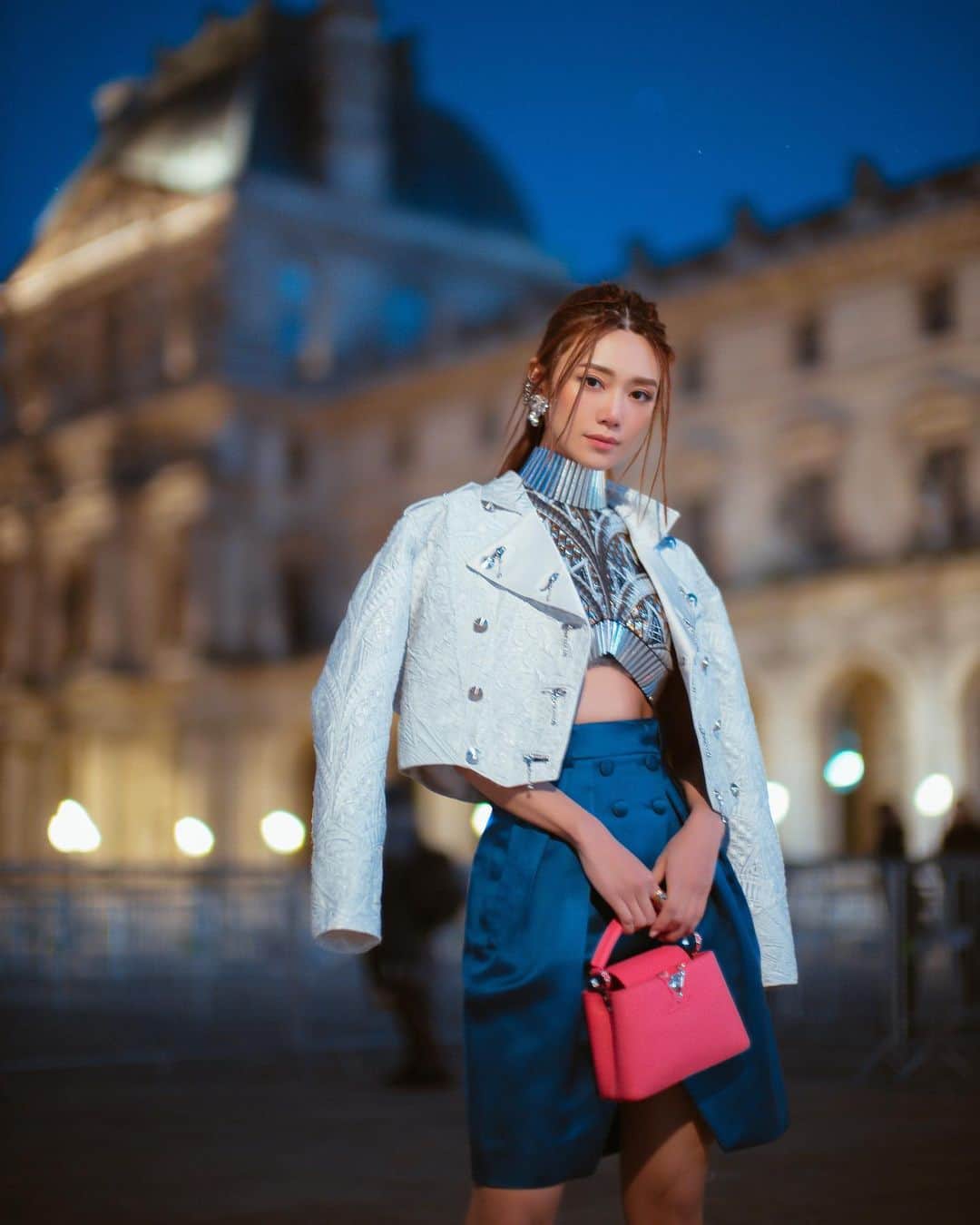 Elva Niさんのインスタグラム写真 - (Elva NiInstagram)「That’s a wrap!! The perfect closing for Paris Fashion Week💙 jusqu'à la prochaine fois @louisvuitton  #lvfw20  #elvainpfw #capucinesmini」3月4日 20時19分 - misselvani