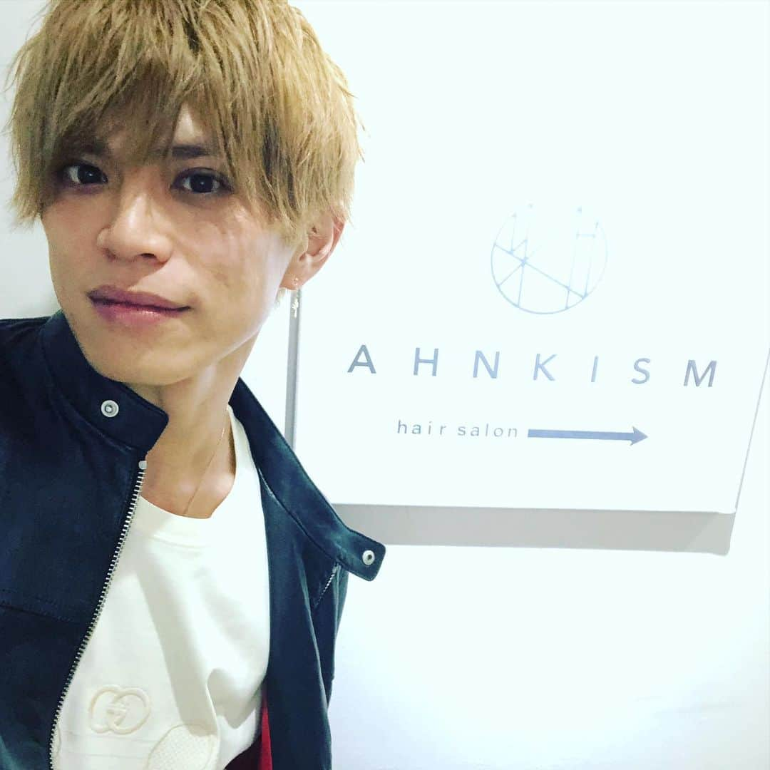 山本裕典のインスタグラム：「#久しぶり #金髪 #ミルクティー #美容室 #ahnkism  #南船場 #大阪 #染みなかった笑笑」