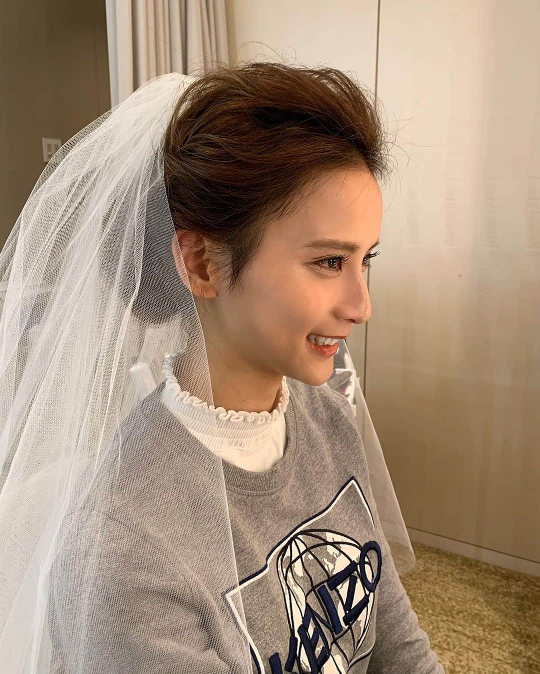 のインスタグラム：「結婚式からもう2ヶ月経つなんて本当にあっという間。 当日のヘアメイクをDMで質問いただくのですが、基本的にヘアメイクさんがリハーサルから本番までやってくれますが、自分で足したりするのも有りだそうですよ😌 自分達の結婚式なので、自分達が納得いくものをって言っていました。 私はカラードレスがベビーピンクだったので少し強めのアイメイクとフィッシュボーン(2枚目)にしようと思ったのですが、当日お色直しの時に髪の毛下ろした状態の方がいいなと思いその場で予定と変えました！ アイメイクも強めはやめてチャペルとほとんど変えなかったです😊 色物のアイシャドウが嫌で、ブラウンメインにしてもらいました🙌🏻 まつげはマスカラだと涙で滲むと言われたので前日にマツエクつけました🙌🏻 写真はリハーサルです🤳  #結婚式　#ヘアメイク #wedding  #ウェディングヘア #ウェディングメイク　#ハツコエンドウ　#hatsukoendo」