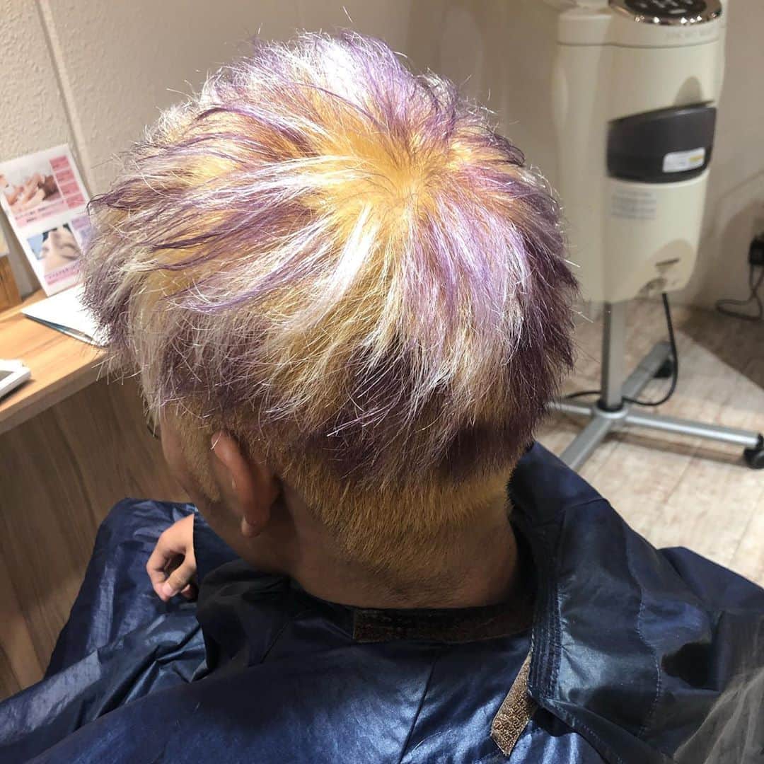 神龍誠さんのインスタグラム写真 - (神龍誠Instagram)「今回の髪色はだいちくんにやってもらいました🦱 めっちゃ派手ですよね？ 髪がなくなるまでは毎試合染めようと思います(笑) 次戦の髪色もお楽しみに！！ #神龍誠 #ALUSHE #ダブルカラー #ヘアカラー #派手髪」3月4日 20時16分 - makoto0705mma