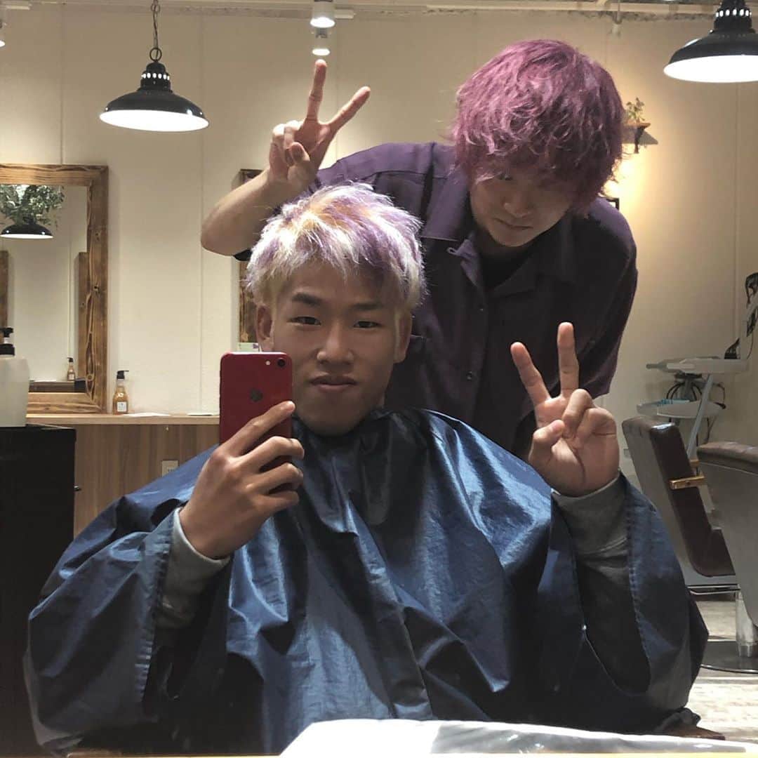 神龍誠さんのインスタグラム写真 - (神龍誠Instagram)「今回の髪色はだいちくんにやってもらいました🦱 めっちゃ派手ですよね？ 髪がなくなるまでは毎試合染めようと思います(笑) 次戦の髪色もお楽しみに！！ #神龍誠 #ALUSHE #ダブルカラー #ヘアカラー #派手髪」3月4日 20時16分 - makoto0705mma