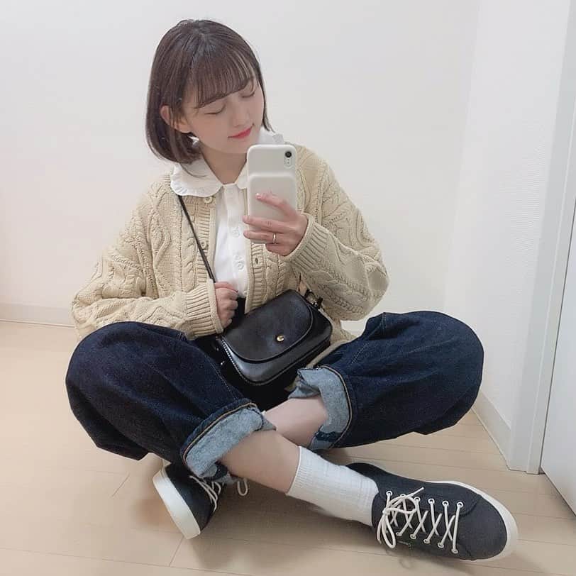 みさねのインスタグラム：「デニムで春コーデ🌸 ㅤ カーディガンとブラウスを合わせてガーリーミックスにしてみた🐨 ㅤ スニーカーは @asahishoes_1192 の👟 ㅤ 合わせやすくてかわいい！ ㅤ 3月4日からZOZOTOWNで買える🧸 ㅤ #春コーデ #春服 #デニムコーデ #低身長コーデ #ゆるコーデ #カジュアルコーデ #アサヒシューズ #アサヒシューズブーツ #ショートブーツ #pr #スニーカー #カーディガンコーデ #ブラウスコーデ #古着コーデ #古着女子 #フルジョ」