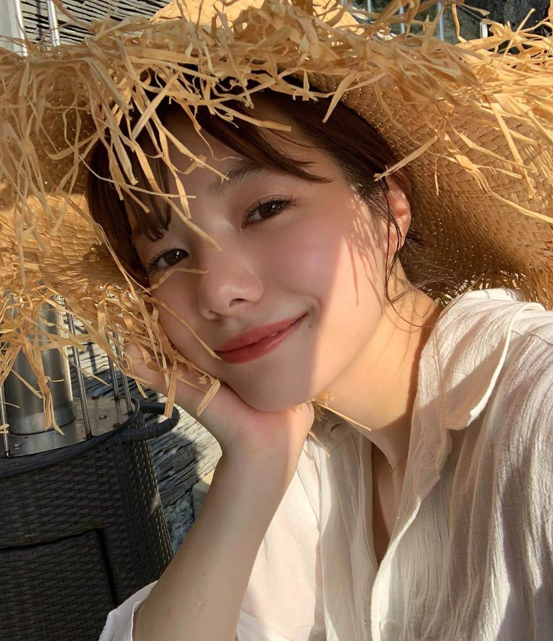 西谷菜々のインスタグラム：「.﻿ バリに行ったときのリップを褒めてもらったので♡﻿ ﻿ 最近のお気に入りリップ💄は﻿ AUBEのルージュOR33の上に﻿ la peau de gem.のオレンジブラウンを重ね付け🍊﻿ ﻿ この組み合わせ、﻿ 今まで使ってたどんなリップよりも色落ちしにくくて﻿ 唇の色残りを気にしなくて良くなったことが﻿ 嬉しいポイント☺️﻿ ﻿ ブラウン単体だと顔色が悪く見えがちなので、﻿ パキッと明るいオレンジを仕込むと 垢抜けおしゃれブラウンリップになる💋 ぜひ参考にー🧡  #口閉じて笑うと歯出ちゃう」