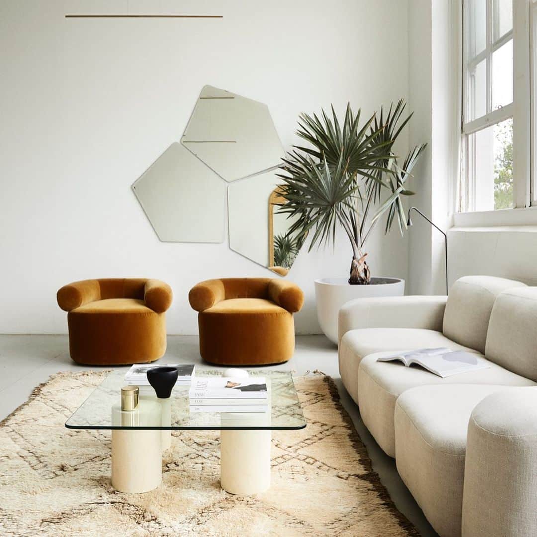 カルメン・ハミルトンのインスタグラム：「A sneak peek inside my new office space - designed in collaboration with my faves at @sarahellisonstudio is now up on @vogueliving 😍 link in bio. Furniture by @sarahellisonstudio  Photographed by @dave_wheeler Rug by @tigmitrading」