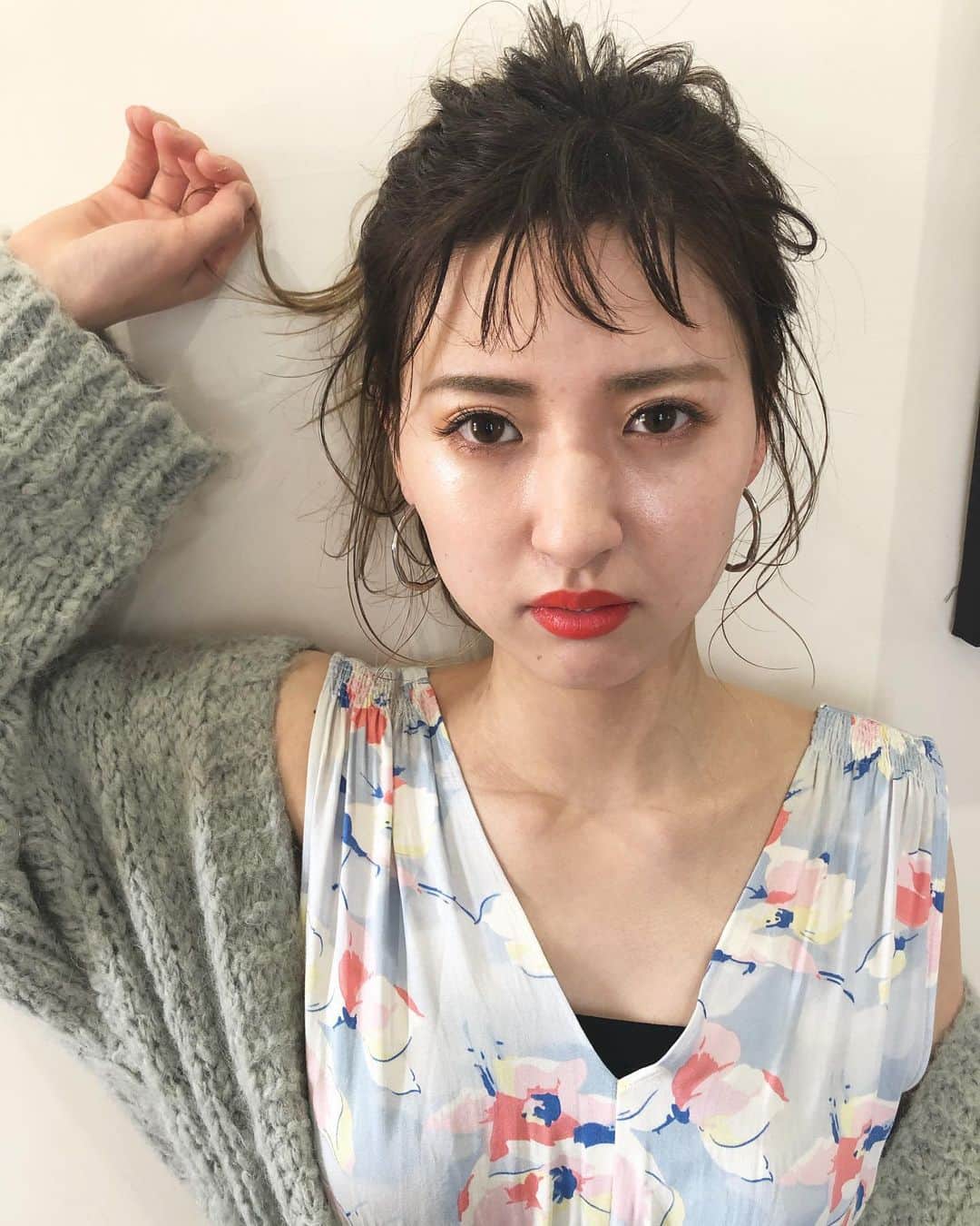 のインスタグラム：「* * 🍊　make  ーーん  りっぷが目立つように、  cheekれす　！  ベースのファンデより、 ワントーン暗いファンデを トントンって塗りました  #chanel の つやつや、いい感じ　🧡  #アレンジ #ヘアアレンジ #メイク #arrange  #hairarrange  #kaekoarrange」