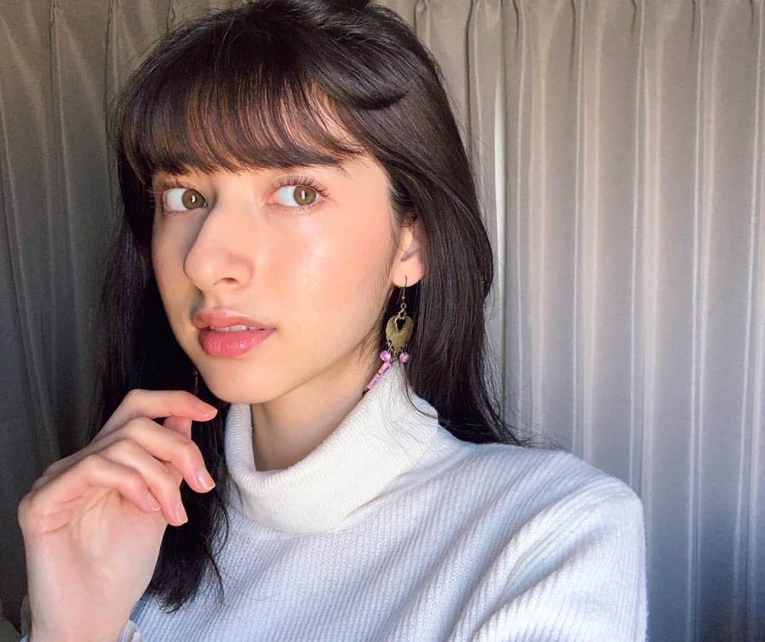 のインスタグラム：「New YouTube video is up on my channel 🦋　昨日、新しいビデオをアップしました🙈（YouTubeチャンネル名▶︎LINA） ・ ずっと前からリクエストの多くいただいていた、私の “スキン＆ヘアケアルーティーン” です💇‍♀️🛁💋 ・ シャンプーやコンディショナーは、今あるものを使い切ったら固形のものにシフトチェンジするつもりです🧼固形は、プラスチックもなくてゴミが出ないので👍♻️🐬 あと、自分で買うときに意識していることと言えば“原材料に発がん性物質が含まれていないこと” をチェックすること!! シャンプーやコンディショナーの原材料が皮膚に入って、女性特有の病気になるリスクも少なくないと知ってから、肌や髪の毛につけるものも素材を確認してから買うようにしています🐇 ・ 皆さんも、もしプラスの情報やアドバイスがあればぜひ教えてください🌝🙏✨ ⠀⠀ #チャンネル登録お願いします💖」