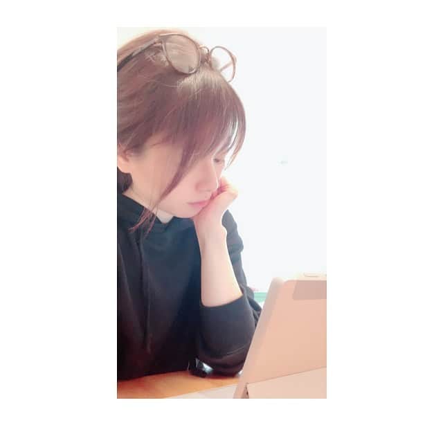 前田真理子のインスタグラム：「在宅勤務、まだまだ不慣れですが少しずつ自分の出来ることが増えてきたのは嬉しいことです☺️」