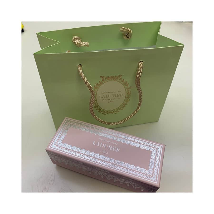 森田彩花のインスタグラム：「LADUREE💛❤️💜 ． 先月梨奈ちゃんがフランスのお土産 を届けてくれましたっ🥺💓 ． 美味しく頂きました😋ぁりがみ😋 マカロンだぃすき😈💗 ． #遅めの更新 #お土産 #マカロン #ラデュレ #laduree @yamarina_1210 #コメよろ #いいねよろ」
