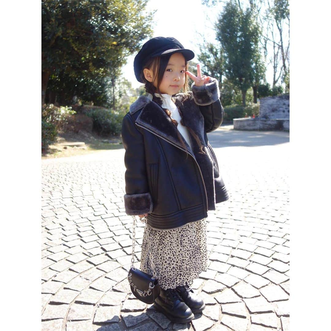 Saraさんのインスタグラム写真 - (SaraInstagram)「. coordinate♡ . モノトーン+レオパードで お姉さんコーデ🖤 . だんだん春っぽくなってきたけど 気温が低い日はまだアウター必須☹️🍃 . 髪型は最近お気に入りの たまねぎヘアのアレンジver♡ . アイテムの詳細はWEARに🐻 .  #ootd #kids #kids_japan #kids_japan_ootd #kjp_ootd #kidsfahion #kidscode #kidsootd #kidswear #キッズコーデ #キッズファッション #インスタキッズ #モノトーンコーデ #レオパード」3月4日 20時34分 - sarasara718