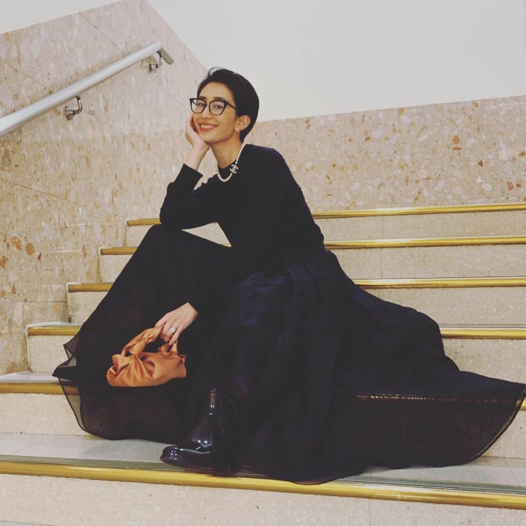 神山まりあさんのインスタグラム写真 - (神山まりあInstagram)「Lady black 雨だってシフォンスカート履きたい。レインブーツ履くから、いいじゃん☺️💋 #mom #fashion #love #happy #今日インスタライブ見てくださった皆さま #ありがとう❤️」3月4日 20時39分 - mariakamiyama
