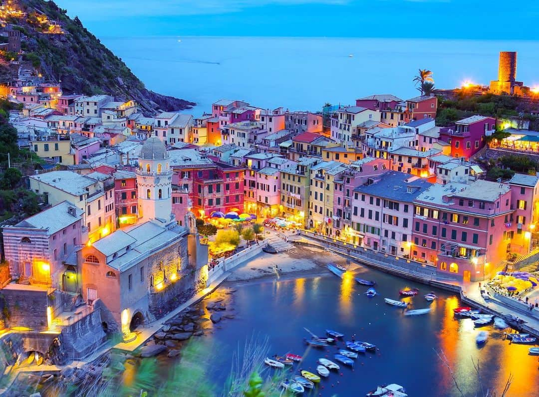 田島知華さんのインスタグラム写真 - (田島知華Instagram)「【Italy🇮🇹Vernazza】Night view of Vernazza like a treasure chest. 旅に出たくても難しい状況が続き、もどかしい日々。 去年北から南まで訪れたイタリアも大変な状態です。  落ち着いたら行きたい場所に思いを馳せて今は我慢。 最近あまり投稿ができていませんでしたが、こんな時だからこそ写真で旅の楽しさをまたたくさん伝えていきたいなと思います。  今は旅することが難しくなってしまっていますが、1日でも早く今までのように楽しく世界を巡れる世の中になりますように。 Copyright © TAJIHARU  PENTAX K-1 MarkⅡ HD PENTAX-D FA 28-105mmF3.5-5.6ED DC WR _ #たじはるトリップ #TAJIHARU_italy #イタリア #チンクエテッレ #ヴェルナッツァ #ヨーロッパ #女子旅 #旅ガール #カメラ女子 #イタリア旅行 #italy #cinqueterre #vernazza #europe #igerseurope #igersitaly #topeuropephoto #topitalyphoto #visititaly #visitvenice #wonderful_places #beautifuldestinations #beautifulplace #earthpix #discoverglobe #discoverearth」3月4日 20時39分 - haruka_tajima