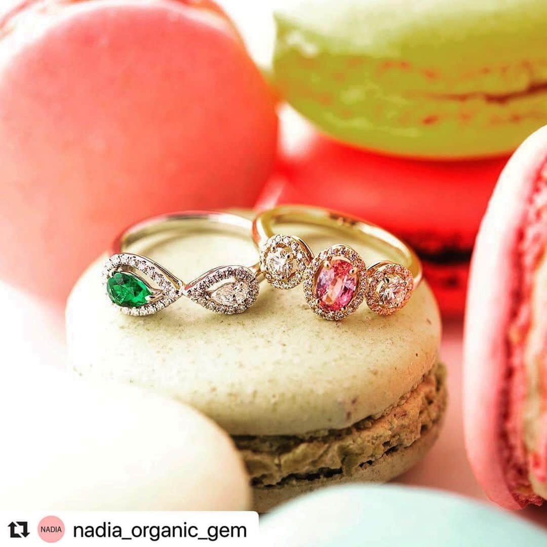 Maison de NADIA （メゾン・ド・ナディア） さんのインスタグラム写真 - (Maison de NADIA （メゾン・ド・ナディア） Instagram)「#Repost @nadia_organic_gem with @make_repost ・・・ お雛祭りにふさわしい、春を思わせる、瑞々しい貴石のデザインリング。 左はエメラルドと透明感のあふれるダイヤモンドが高貴でノーブルな印象に。 右はピンクサファイアとホワイトダイヤモンドが甘い華やかさを演出します。 クールビューティか、スウェートビューティか。どちらも女性には必要です。 リング（左）￥1,540,000,(右）￥1,320,000  #organicluxury #organic #diamond #colourdiamond #nadiaorganicgem #hijewelry #madeinjapan #visitjapan #thisisjapan #artisan #ginza #ginzashix #ダイヤモンド  #カラーダイヤモンド #オーガニック #ジュエリー #銀座 #銀座six#雛祭り #グリーン#ピンク#ラデュレ #laduree#ダイヤモンドプリンセス」3月4日 20時40分 - maison_de_nadia