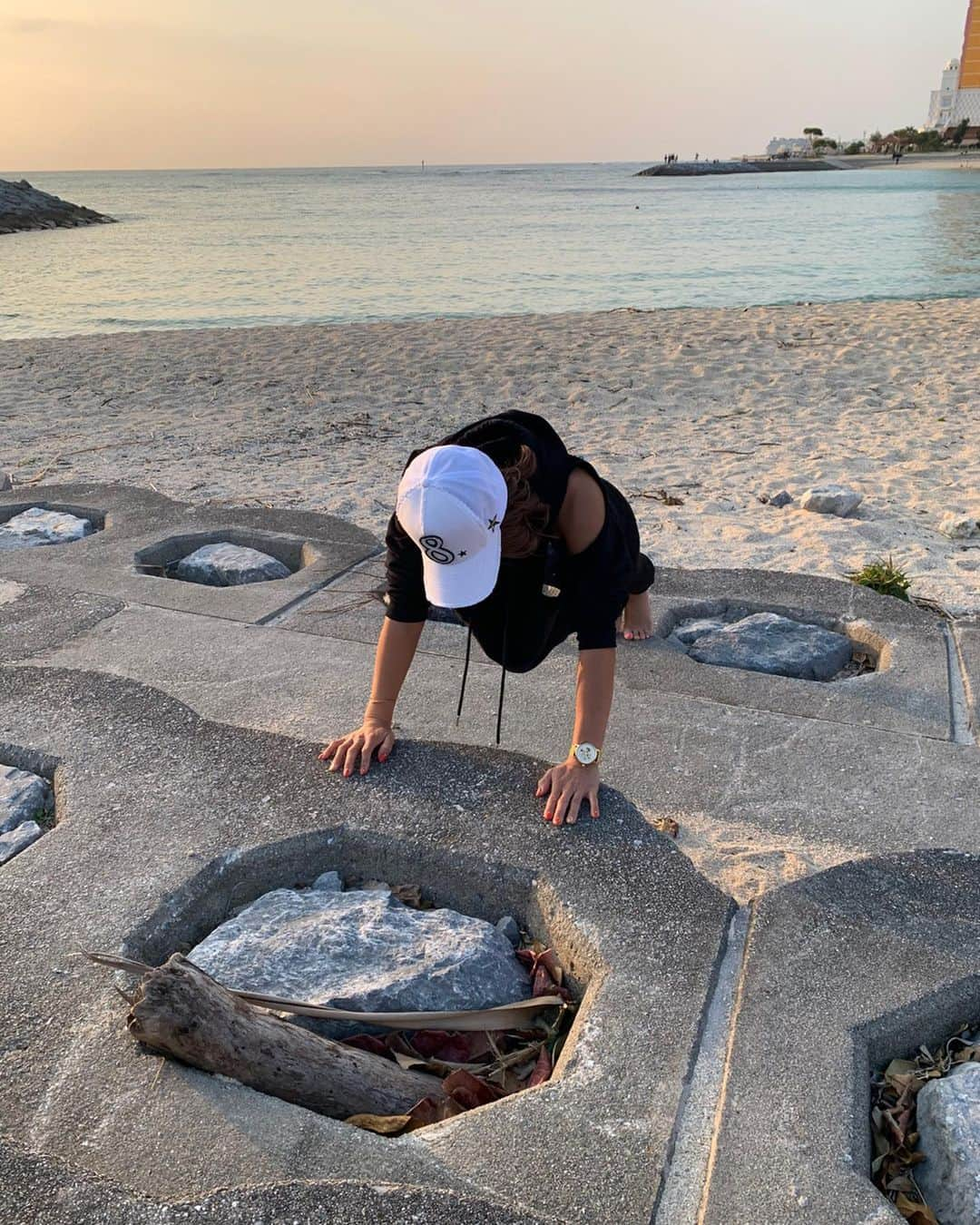 あおい夏海さんのインスタグラム写真 - (あおい夏海Instagram)「今日のチェリートレーニング🍒 沖縄の北谷のサンセットビーチでトレーニング💪‼️ このあと事件は起こった。 続きは明日アップするYouTubeみてね。 . 夕陽と筋トレ。 nice training💪 気持ちよかったー✨ . キャップ @trestar_official トップス @diesel_official_japan_ 時計 @principeprive .  #筋トレ　#腹筋　#夕日　#沖縄　#島人　#沖縄旅行 #旅女子 #プッシュアップ #夕陽 #腕立て #スポーツ女子 #スポーツコーデ  #キャップ女子 #トレスター #筋トレ女子 #腹筋女子 #トレーニング #トレーニング女子 #ゴルフ女子 #ほのぼの　#癒し　#あおい夏海 #島人ぬ宝 #北谷  #サンセットビーチ #南国」3月4日 20時43分 - natsumi.aoi