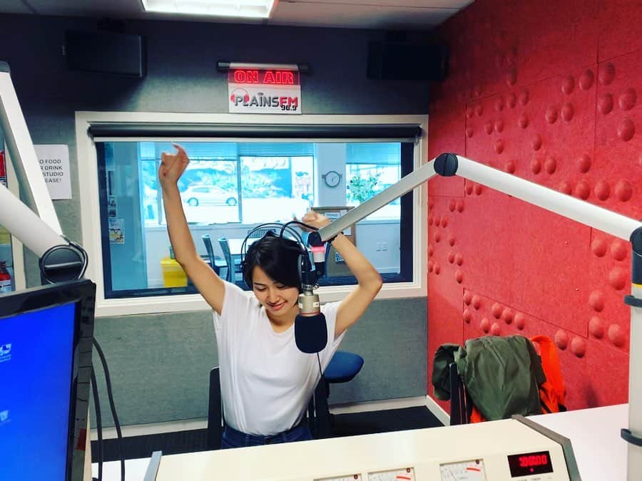 新谷あやかさんのインスタグラム写真 - (新谷あやかInstagram)「・ ニュージーランドで、ラジオ収録してきました🇳🇿❤️ ・  とってもナチュラルに、自然に話してたら終わってたーーー！楽しかった😍 .  初ラジオが、ニュージーランドなんて嬉しすぎる。。。 また、告知します！！ ・  There was a radio shooting in Christchurch today.  It was really fun and great experience for me. It makes big smile😆 ．  Thank you for inviting me❤️ ・  #新谷あやか #shinyaayaka  #actress #女優 #英語の勉強  #英語勉強法  #english #ニュージーランド留学  #ニュージーランド  #クライストチャーチ  #christchurch  #newzealand  #nz #nz🇳🇿 #オークランド留学 #クライストチャーチ留学 #留学前英会話 #海外留学  #newzealandtrip  #radio  #ラジオ　#fmradio」3月4日 20時44分 - shinya.ayaka
