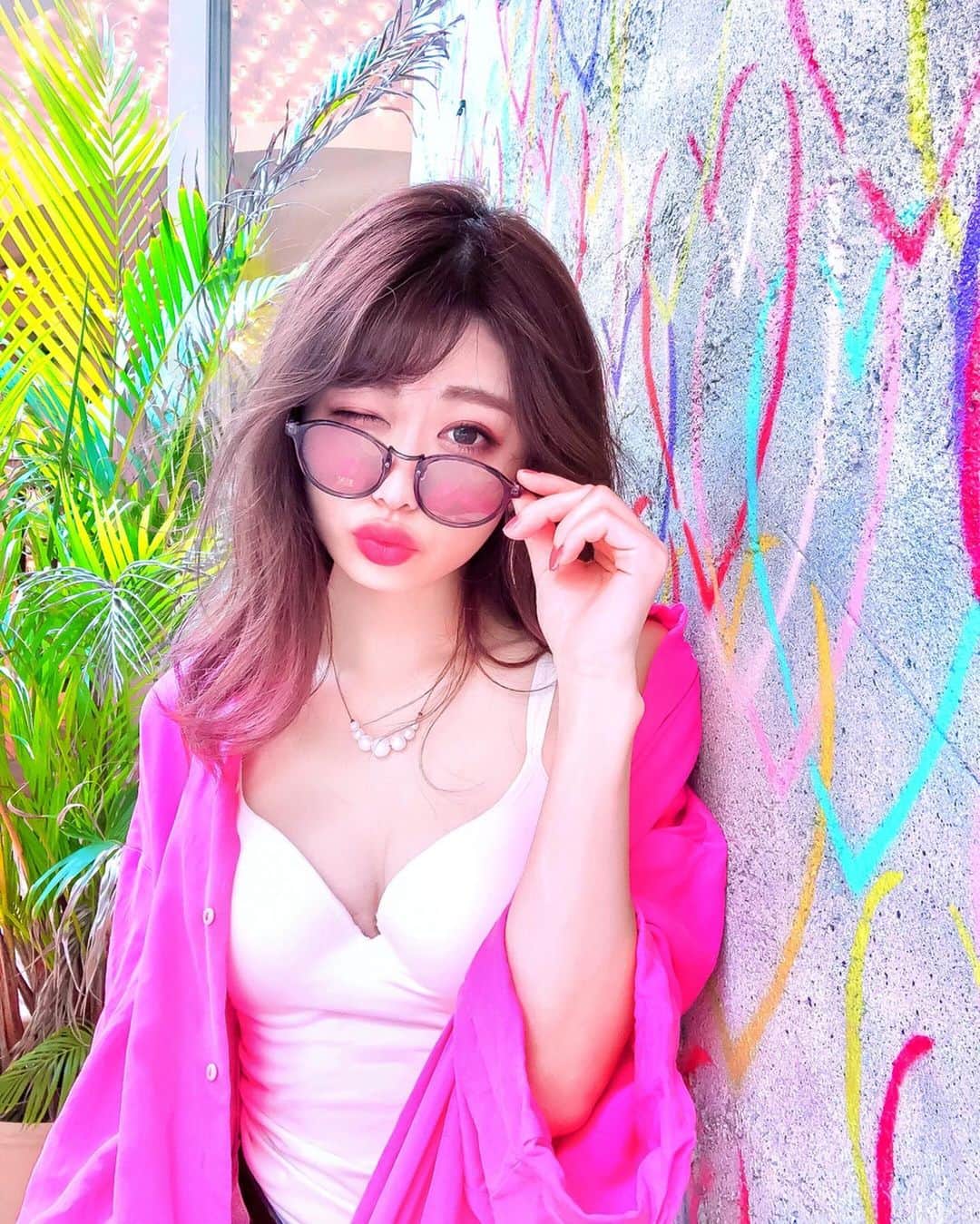 高橋里彩子さんのインスタグラム写真 - (高橋里彩子Instagram)「ストーリーで、多かった方投稿しましたぁ💞﻿ 全身のほうが多かったので、﻿ 遠目の方選んだ😍♥️﻿ ストーリー﻿ 答えてくれてありがとうございます😭💘💘﻿ ﻿ しかもメイク好評でうれしかったー♥﻿ 濃いめ好きー？﻿ ﻿ ﻿ ﻿ 久々の沖縄だったよっ♥﻿ アメリカンビレッジっ！やっぱりここは外せないねっ！﻿ もう帰るので、弾丸です（笑）﻿ ﻿ 1つお仕事キャンセルになってしまったので、﻿ 残念。コロナさんの影響で色々仕事がなくなっていく😥💦﻿ ﻿ ﻿ みんなも気をつけてほしいなぁ😭♥️﻿ ﻿ ﻿ 暑かったから夏服だよー★﻿ でも、焼けたくなかったのとちょっと肌寒かったので、﻿ 羽織りを合わせたよ⸜(*ˊᗜˋ*)⸝﻿ ﻿ ﻿ 中に来てるのはキャミソールなんだけど﻿ カップ付きだからこうゆうコーデとか、﻿ 楽ちんに着たいって人にはおすすめ❤️﻿ ﻿ しかも割と盛れるし、体にフィットしてくれるか嬉しい⸜(*ˊᗜˋ*)⸝﻿ 普通に寝るときでも使えてめっちゃ使える😂♥️﻿ ﻿ ﻿ ﻿ ⸜❤︎⸝〜𝚌𝚘𝚍𝚎〜⸜❤︎⸝﻿ ﻿ ﻿ ﻿ ❥シャツワンピ﻿ ﻿ @zara  #ZARA﻿ ﻿ ﻿ ❥インナー﻿ #mudewear﻿  @mudewear  ほんとはインナーとして着るのに﻿ 今回はコーデにしてみた♥﻿ ﻿ ❥スカート﻿ ﻿ 韓国のなんだけどどこだか忘れちゃった😭﻿ ﻿ ﻿ ❥サングラス﻿ ﻿ ⇑沖縄きたらサングラスは必須♥！﻿ 目から焼けるって言うから海とかのときには大事だよ😳❤️﻿ ﻿ @tres.jewelry﻿ ﻿ ﻿ ﻿ ﻿ ﻿ ﻿ ﻿ ﻿ #美盛り#カップ付き #キャミソール #育乳 #美盛りキャミソール #インナー #ランジェリーから始めるオシャレ #バストメイク #沖縄 #アメリカンビレッジ ﻿ #tresjewelry #美浜アメリカンビレッジ #アメリカンビレッジ美浜 #アメリカンビレッジ沖縄﻿ #アメリカンビレッジ #okinawa #那覇 #シャツワンピコーデ #OKINAWA #アメリカンヴィレッジ #sagojoinsta #americanvillage #솜사탕 #오키나와 #旅行﻿ #沖縄旅行 #旅行好き #旅行コーデ #travel﻿ ﻿ ﻿ ﻿ ﻿」3月4日 20時53分 - konkonwanwan