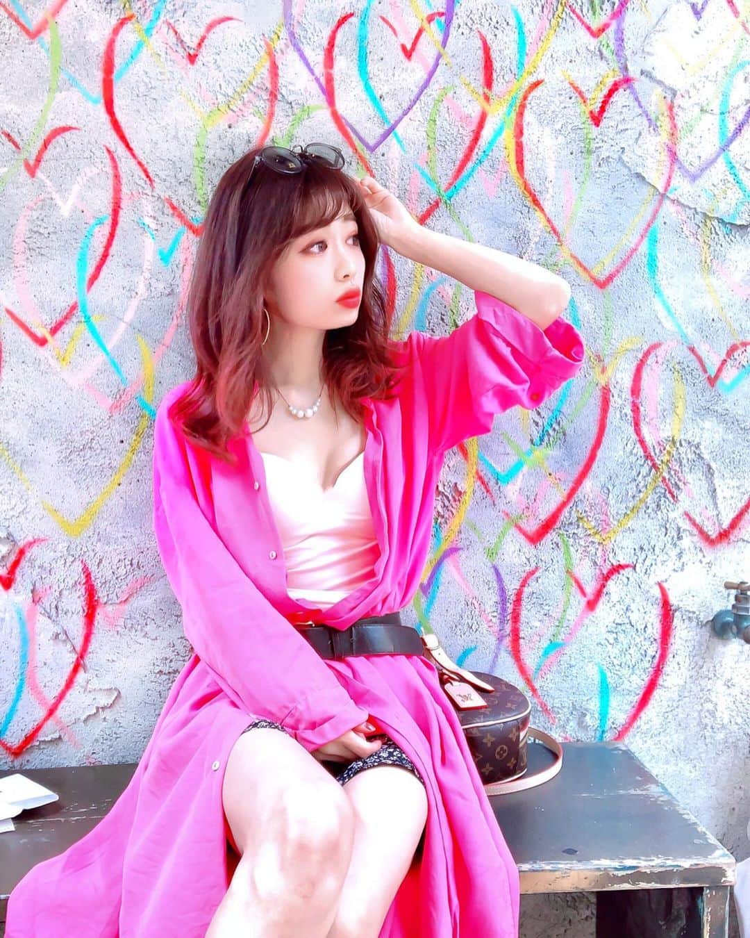 高橋里彩子さんのインスタグラム写真 - (高橋里彩子Instagram)「ストーリーで、多かった方投稿しましたぁ💞﻿ 全身のほうが多かったので、﻿ 遠目の方選んだ😍♥️﻿ ストーリー﻿ 答えてくれてありがとうございます😭💘💘﻿ ﻿ しかもメイク好評でうれしかったー♥﻿ 濃いめ好きー？﻿ ﻿ ﻿ ﻿ 久々の沖縄だったよっ♥﻿ アメリカンビレッジっ！やっぱりここは外せないねっ！﻿ もう帰るので、弾丸です（笑）﻿ ﻿ 1つお仕事キャンセルになってしまったので、﻿ 残念。コロナさんの影響で色々仕事がなくなっていく😥💦﻿ ﻿ ﻿ みんなも気をつけてほしいなぁ😭♥️﻿ ﻿ ﻿ 暑かったから夏服だよー★﻿ でも、焼けたくなかったのとちょっと肌寒かったので、﻿ 羽織りを合わせたよ⸜(*ˊᗜˋ*)⸝﻿ ﻿ ﻿ 中に来てるのはキャミソールなんだけど﻿ カップ付きだからこうゆうコーデとか、﻿ 楽ちんに着たいって人にはおすすめ❤️﻿ ﻿ しかも割と盛れるし、体にフィットしてくれるか嬉しい⸜(*ˊᗜˋ*)⸝﻿ 普通に寝るときでも使えてめっちゃ使える😂♥️﻿ ﻿ ﻿ ﻿ ⸜❤︎⸝〜𝚌𝚘𝚍𝚎〜⸜❤︎⸝﻿ ﻿ ﻿ ﻿ ❥シャツワンピ﻿ ﻿ @zara  #ZARA﻿ ﻿ ﻿ ❥インナー﻿ #mudewear﻿  @mudewear  ほんとはインナーとして着るのに﻿ 今回はコーデにしてみた♥﻿ ﻿ ❥スカート﻿ ﻿ 韓国のなんだけどどこだか忘れちゃった😭﻿ ﻿ ﻿ ❥サングラス﻿ ﻿ ⇑沖縄きたらサングラスは必須♥！﻿ 目から焼けるって言うから海とかのときには大事だよ😳❤️﻿ ﻿ @tres.jewelry﻿ ﻿ ﻿ ﻿ ﻿ ﻿ ﻿ ﻿ ﻿ #美盛り#カップ付き #キャミソール #育乳 #美盛りキャミソール #インナー #ランジェリーから始めるオシャレ #バストメイク #沖縄 #アメリカンビレッジ ﻿ #tresjewelry #美浜アメリカンビレッジ #アメリカンビレッジ美浜 #アメリカンビレッジ沖縄﻿ #アメリカンビレッジ #okinawa #那覇 #シャツワンピコーデ #OKINAWA #アメリカンヴィレッジ #sagojoinsta #americanvillage #솜사탕 #오키나와 #旅行﻿ #沖縄旅行 #旅行好き #旅行コーデ #travel﻿ ﻿ ﻿ ﻿ ﻿」3月4日 20時53分 - konkonwanwan