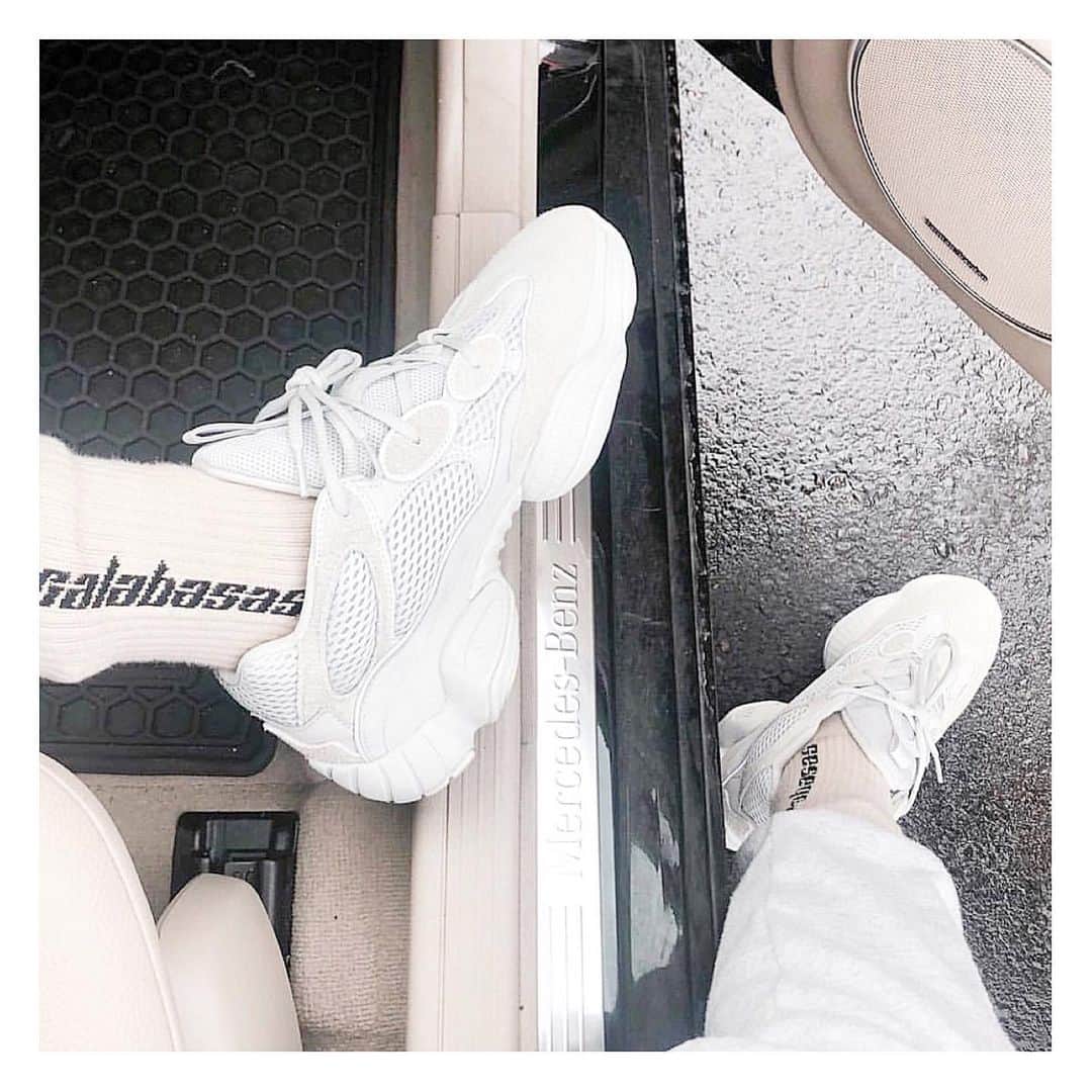 津久江麻由のインスタグラム：「. . YEEZY 500 SALT 🤍👟 . . . 話は全然違いますが #恋はつづくよどこまでも　が 最高にきゅんきゅんしませんか？🥺💞 佐藤健の俺様キャラ？が好き🥰 追いかけられる側から追いかける側になってて いつの間にか天堂先生、佐倉にベタ惚れやん😭🤍 . . . #恋つづ #スニーカー #スニーカー女子 #スニーカーコーデ #スニーカー好きは人と繋がりたい #yeezy500salt #スニーカー好き #sneakerhead #sneakersoftheday #yeezy500 #ザラジョ #ザラジョコーデ #毎日コーデ #いいね返しは絶対 #今日のコーデ #今日のコーディネート #本日のコーデ  #ラフコーデ  #プチプラコーデ #ぷちぷらコーデ #冬服コーデ #GU #ジユジョ #スウィートインスタ」