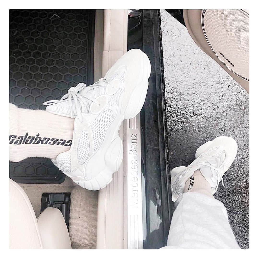 津久江麻由さんのインスタグラム写真 - (津久江麻由Instagram)「. . YEEZY 500 SALT 🤍👟 . . . 話は全然違いますが #恋はつづくよどこまでも　が 最高にきゅんきゅんしませんか？🥺💞 佐藤健の俺様キャラ？が好き🥰 追いかけられる側から追いかける側になってて いつの間にか天堂先生、佐倉にベタ惚れやん😭🤍 . . . #恋つづ #スニーカー #スニーカー女子 #スニーカーコーデ #スニーカー好きは人と繋がりたい #yeezy500salt #スニーカー好き #sneakerhead #sneakersoftheday #yeezy500 #ザラジョ #ザラジョコーデ #毎日コーデ #いいね返しは絶対 #今日のコーデ #今日のコーディネート #本日のコーデ  #ラフコーデ  #プチプラコーデ #ぷちぷらコーデ #冬服コーデ #GU #ジユジョ #スウィートインスタ」3月4日 20時54分 - mayu_tsukue