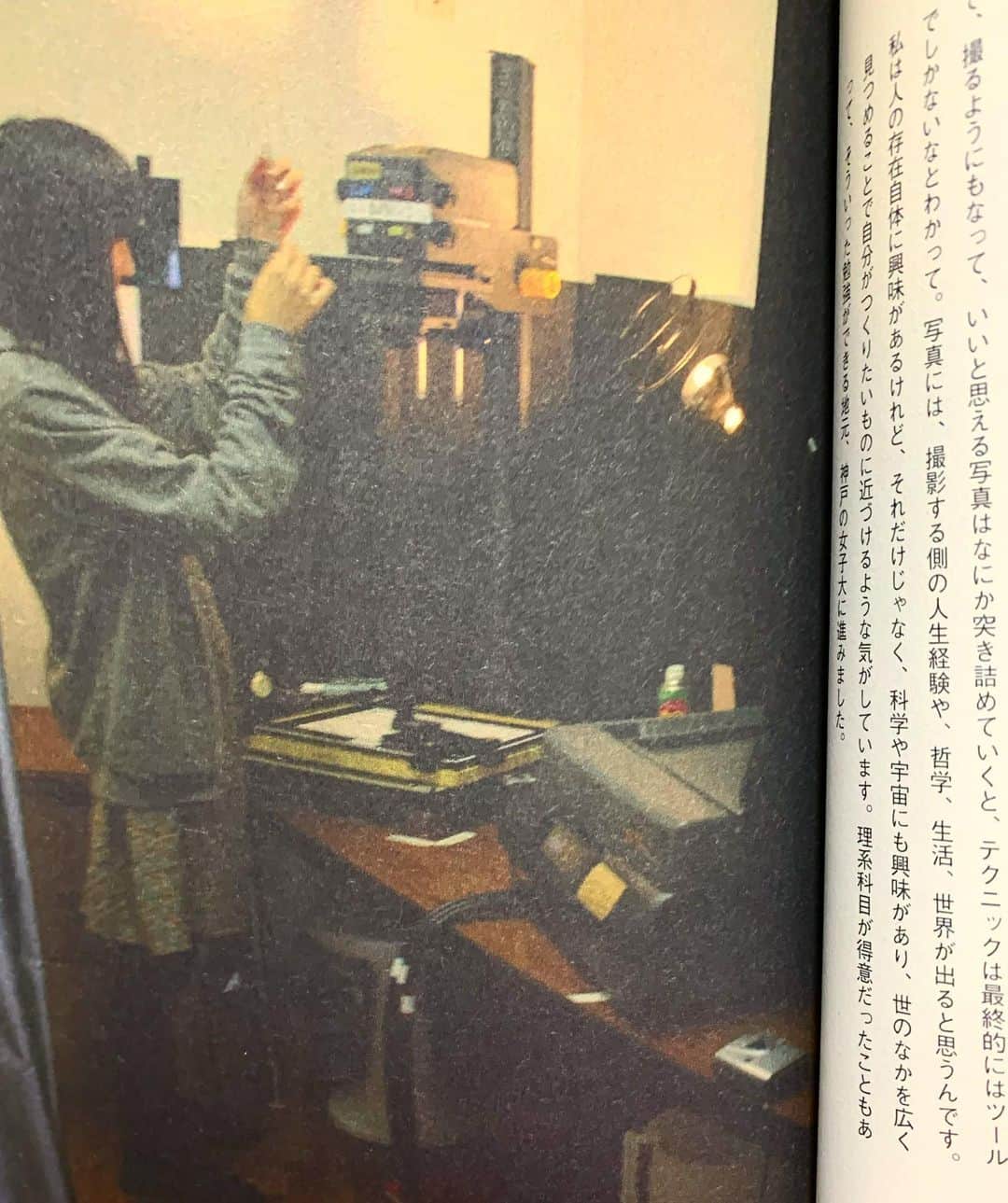 永瀬沙世さんのインスタグラム写真 - (永瀬沙世Instagram)「25,6歳の時にインタビューされた本がでてきた。 地元の神戸の大学に通いながら飛行機で自腹で東京に通って写真スタジオのアシスタントをしていた時のこと。﻿ ﻿ そして、21歳で独立して、電話帳を見て出版社に電話を1人で片っ端からかけて作品を見てくださいとお願いして、何十件も編集部に行ったこと。 ﻿ 自信満々だったのに蓋を開けてみたら、仕事のオファーが思うようにこず…あらゆる方法をたくさん試してたくさん撮って、たくさん失敗して必死な😳  負けず嫌いでストイックで悔しがりな アスリート？選手生活みたいな20代でした😅🐅　﻿  #当時の自宅のカラー暗室にて。」3月4日 20時47分 - say0ngs
