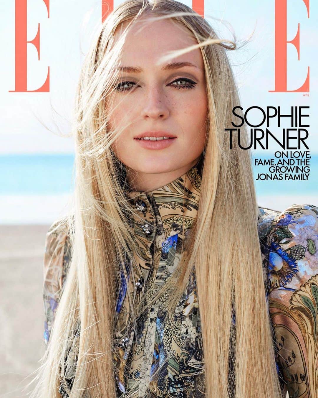 ソフィー・ターナーのインスタグラム：「Sophie for #ELLE Magazine April issue 2020⚡️ 📸: @arthurelgort」