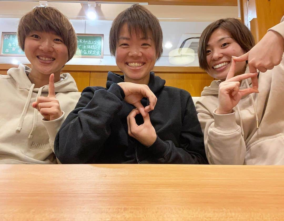 隅田凜さんのインスタグラム写真 - (隅田凜Instagram)「. なでしこリーグ開幕まで〜 あと〜18日👆🙆‍♀️🙆‍♀️ . なんかペアルックみたいになっちゃったからはかさん挟みました笑  これ毎日続くかな〜  #マイナビベガルタ仙台レディース #なでしこリーグ #開幕まであと18日」3月4日 20時56分 - rin_sumida07