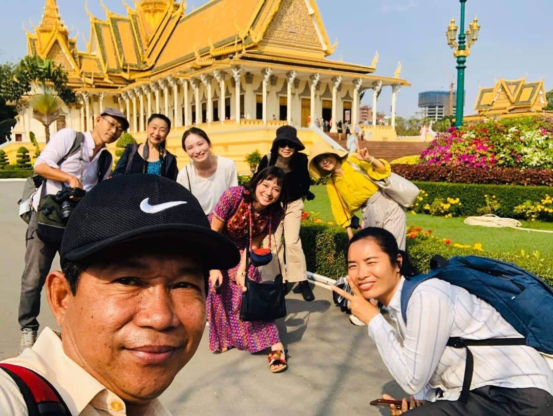芳美リンさんのインスタグラム写真 - (芳美リンInstagram)「カンボジア観光省様にご招待いただき、カンボジアに来ています。﻿ ﻿ カンボジアは初です😀﻿ ずっと来てみたかったので、実現して嬉しいです♥﻿ ﻿ プノンペン王宮は、神々しい美しさ。﻿ ﻿ 運がいいと王様に会えることもあるそうです。﻿ ﻿ 建物のカラー、﻿ 黄色は仏教、白はヒンズー教を意味しているそうです。﻿ ﻿ ﻿ ﻿ ﻿ #カンボジア観光省﻿ #カンボジア観光省FAMトリップ﻿ #ASEANJAPANCENTERFAMTRIPDelegete﻿ #カンボジア#カンボジア旅行#プノンペン﻿ #プノンペン王宮﻿  #exploreTNQ #travelgirlshub #travelingwoman #journeysofgirls #girlspowertravel #sheisnotlost #knt旅感 #ハヤリ旅 #joytb #funtotrip #tabippo  #海外旅行のstw #travelholics﻿#GoProjp#goproのある生活 #トラレコwifi」3月4日 20時59分 - lynn.lynn5