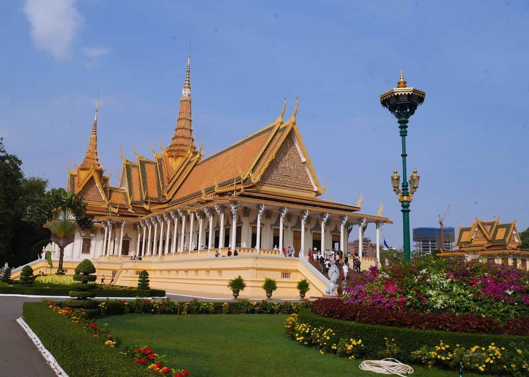 芳美リンさんのインスタグラム写真 - (芳美リンInstagram)「カンボジア観光省様にご招待いただき、カンボジアに来ています。﻿ ﻿ カンボジアは初です😀﻿ ずっと来てみたかったので、実現して嬉しいです♥﻿ ﻿ プノンペン王宮は、神々しい美しさ。﻿ ﻿ 運がいいと王様に会えることもあるそうです。﻿ ﻿ 建物のカラー、﻿ 黄色は仏教、白はヒンズー教を意味しているそうです。﻿ ﻿ ﻿ ﻿ ﻿ #カンボジア観光省﻿ #カンボジア観光省FAMトリップ﻿ #ASEANJAPANCENTERFAMTRIPDelegete﻿ #カンボジア#カンボジア旅行#プノンペン﻿ #プノンペン王宮﻿  #exploreTNQ #travelgirlshub #travelingwoman #journeysofgirls #girlspowertravel #sheisnotlost #knt旅感 #ハヤリ旅 #joytb #funtotrip #tabippo  #海外旅行のstw #travelholics﻿#GoProjp#goproのある生活 #トラレコwifi」3月4日 20時59分 - lynn.lynn5