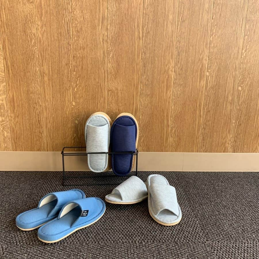 3COINSさんのインスタグラム写真 - (3COINSInstagram)「❋ Slippers ❋⠀ ⠀ ⠀ ⠀ ⠀ ワイヤースリッパラック⠀ (約)H15×W33×D8.5cm⠀ ⠀ スリッパが3足入ります◎⠀ ⠀ 300円(税込330円)⠀ ⠀ トゥーレスツボ押し低反発スリッパ⠀ Msize (約)22.5~25.5cm 写真3枚目⠀ Lsize (約)25.5~27.5cm 写真4枚目⠀﻿⠀ ⠀ 各300円(税込330円)⠀ ⠀ ⠀ ⠀ ⠀ シンプルなので、お部屋を選ばずにお使い頂けます！⠀ ⠀ ⠀ 店舗により在庫が異なりますので、お立ち寄りの店舗までお問い合わせください。⠀ ⠀ ﻿⠀ ﻿📷photo by Junko(＠3coins_makuhari.junko)⠀ ⠀ ⠀ ﻿⠀ #3COINS#スリーコインズ#スリコ﻿⠀ #スリッパ#低反発スリッパ#健康スリッパ#ツボ押しスリッパ#スリッパラック#スリッパ収納#収納術#モノトーンインテリア#シンプルインテリア#シンプルな暮らし#収納グッズ#モノトーン好き#便利グッズ#300円#300均#3COINS新商品#スリコ人気商品#3COINS人気商品#3COINS購入品#幕張新都心#幕張新都心イオン#イオンモール幕張新都心#プチプラ#プチプラ雑貨#プチプラ好き」3月4日 21時00分 - 3coins_official